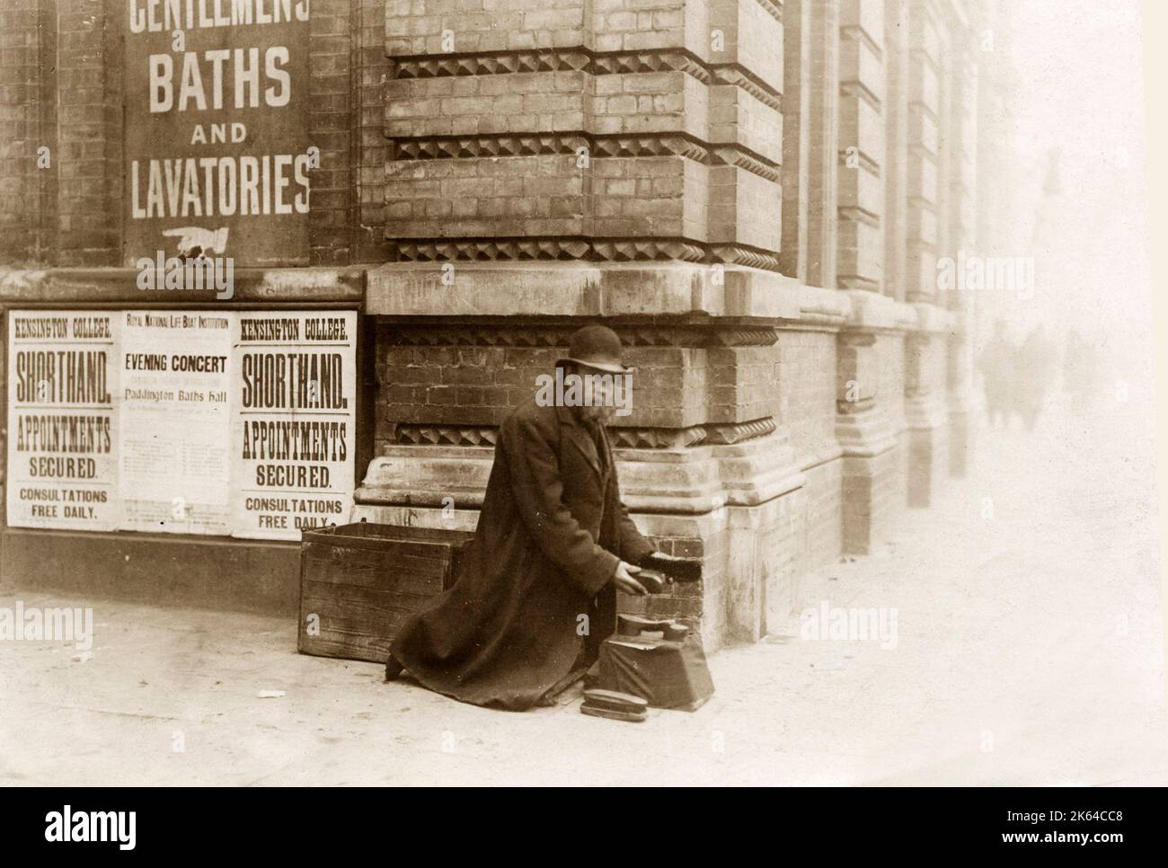 Ein Schuh schwarz oder Schuhputzmaschine/-service auf einer Londoner Straße Ecke c 1920 s Stockfoto