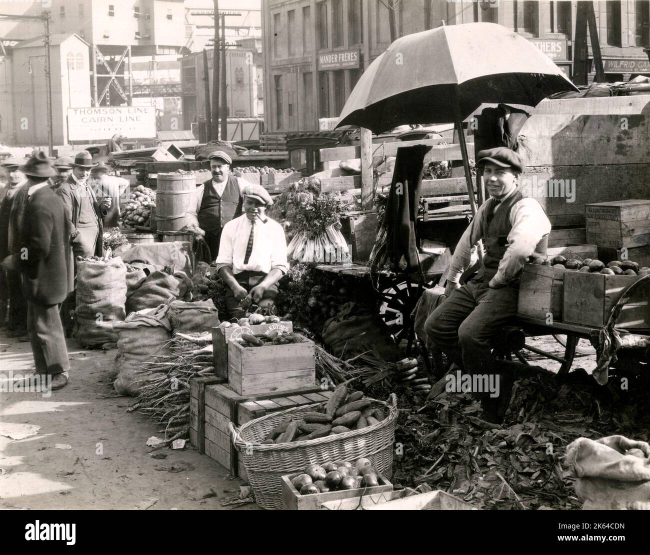 Kanada c 1920 - Obst und Gemüse Händler in Bonsecours Market Montreal Bonsecours Market, bei 350 rue Saint-Paul in der Altstadt von Montreal, ist ein zwei-stöckige gewölbte öffentlichen Markt. Seit mehr als 100 Jahren, war es die wichtigsten öffentlichen Markt in Montreal. Es auch kurz das Parlament des Vereinigten Kanada für eine Sitzung im Jahre 1849 untergebracht. Stockfoto