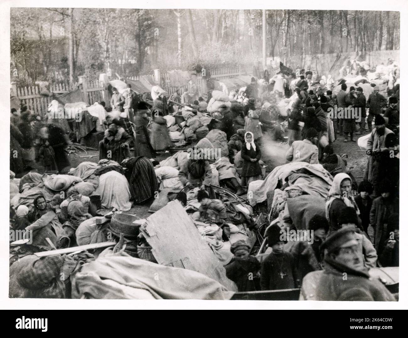 Der große Rückzugsort von 1915 - russische Bauern, die während des russischen Rückzugs von 1915 im Ersten Weltkrieg darauf warten, mit dem Zug ausgeliefert zu werden Stockfoto