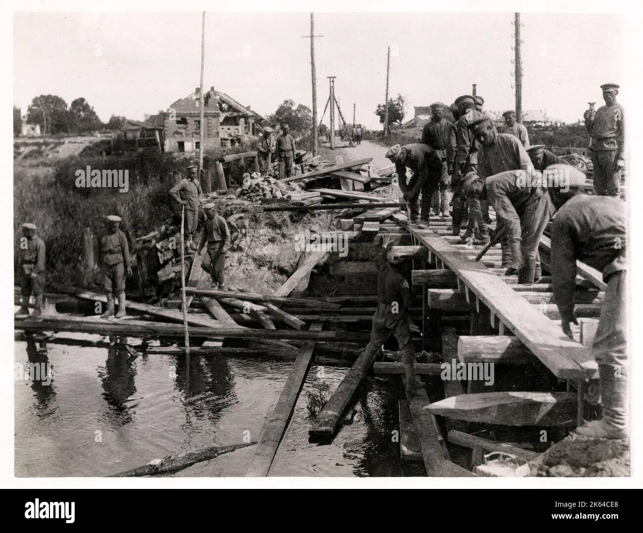 Russische Ingenieure eine Brücke von österreichischen Soldaten bei ihrem Rückzug an der Ostfront, Weltkrieg zerstörte ich reparieren Stockfoto