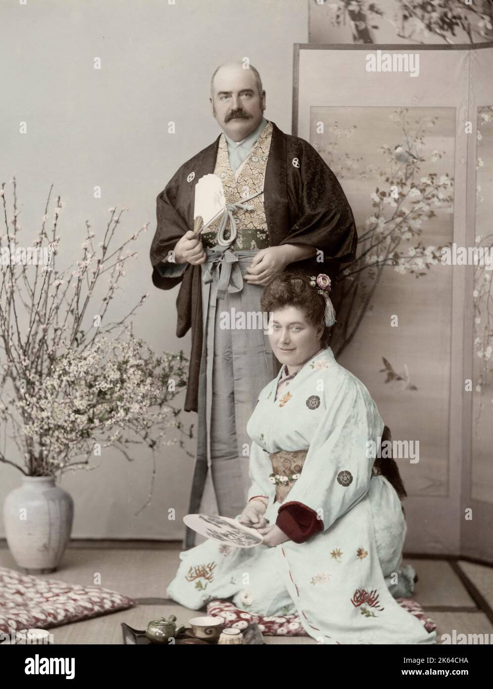Vintage 19th century Photograph - Meiji era Japan: Porträt eines westlichen Paares in japanischen Kleidern in einem stduio Setting, wahrscheinlich Touristen. Stockfoto