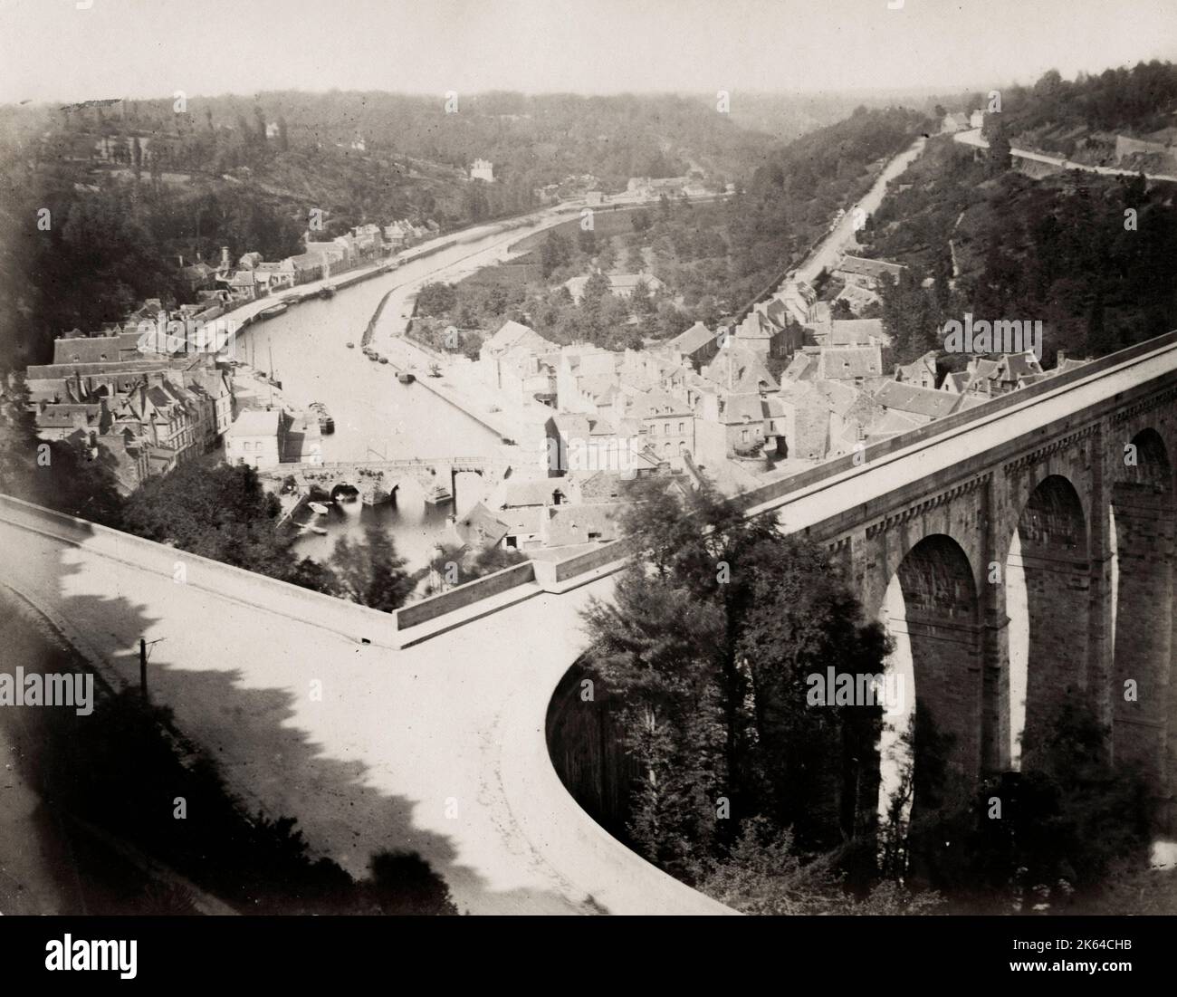 Vintage 19. Jahrhundert Foto - der Port de Dinan Lanvallay, Binnenhafen entlang des Flusses Rance und überspannt von der beeindruckenden Viadukt von Lanvallay, Frankreich. Stockfoto