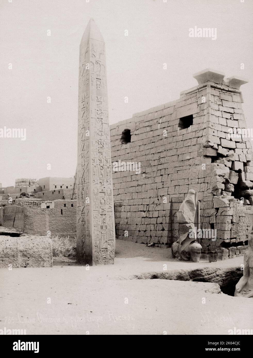 Vintage 19. Jahrhundert Foto - Obelisk und Pylon, der Tempel von Ramses, Luxor, Ägypten. Stockfoto