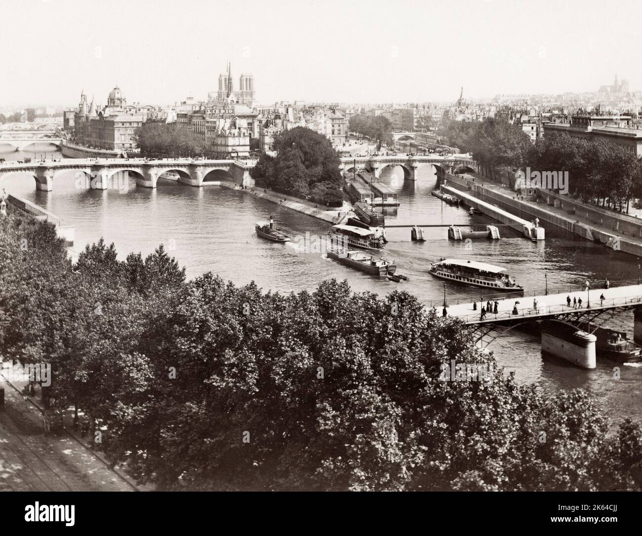 Vintage 19. Jahrhundert Foto - Blick auf die seine und die Kathedrale Notre Dame, Tyakeen aus dem Louvre, Paris, Frankreich. Stockfoto