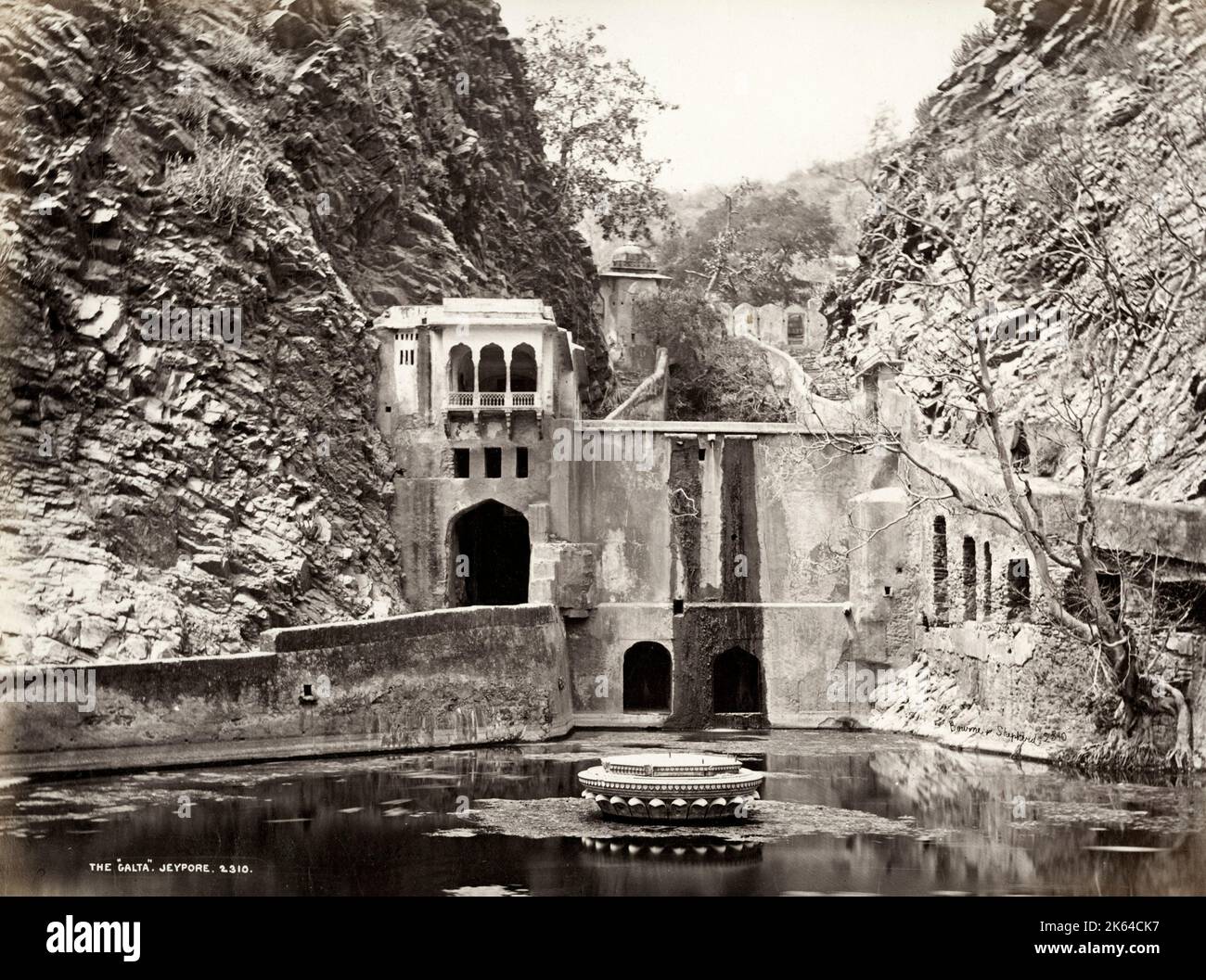 Vintage 19. Jahrhundert Foto - Galtaji ist eine alte Hindu-Pilgerfahrt etwa 10 km entfernt von Jaipur, im indischen Bundesstaat Rajasthan. Die Website besteht aus einer Reihe von Tempeln in einem schmalen Spalte in den Ring der Hügel, die Jaipur umgibt gebaut. Eine natürliche Quelle entspringt hoch auf dem Hügel und fließt nach unten, füllt eine Reihe von heiligen Kunds (Wassertanks), in denen Pilger baden. Stockfoto