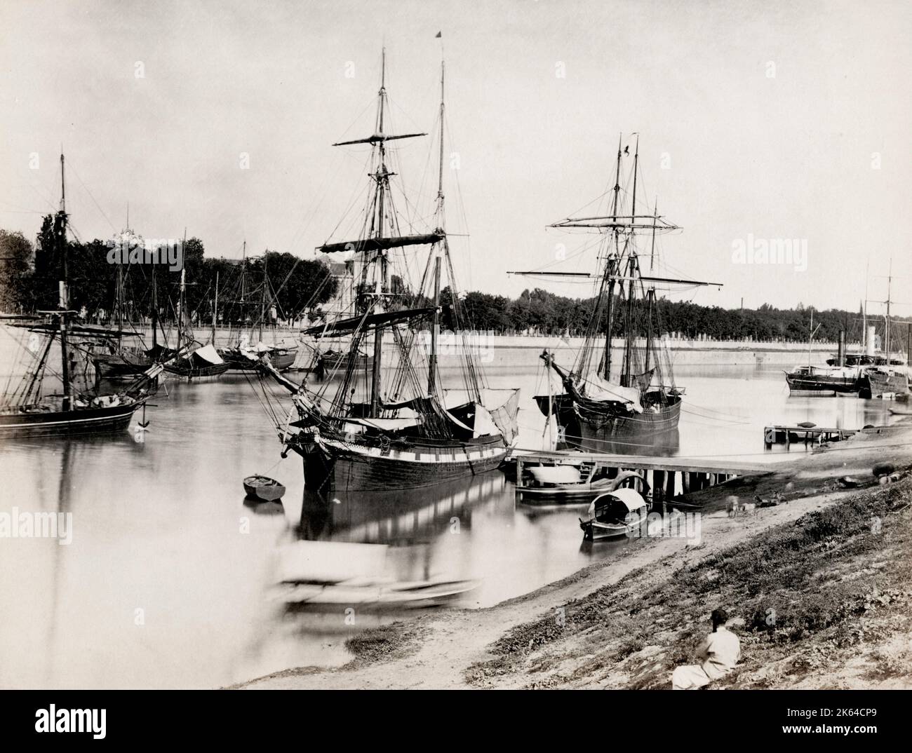 Vintage 19. Jahrhundert Foto - Schiffe entlang des Flusses gebunden, Sevilla, Spanien Stockfoto