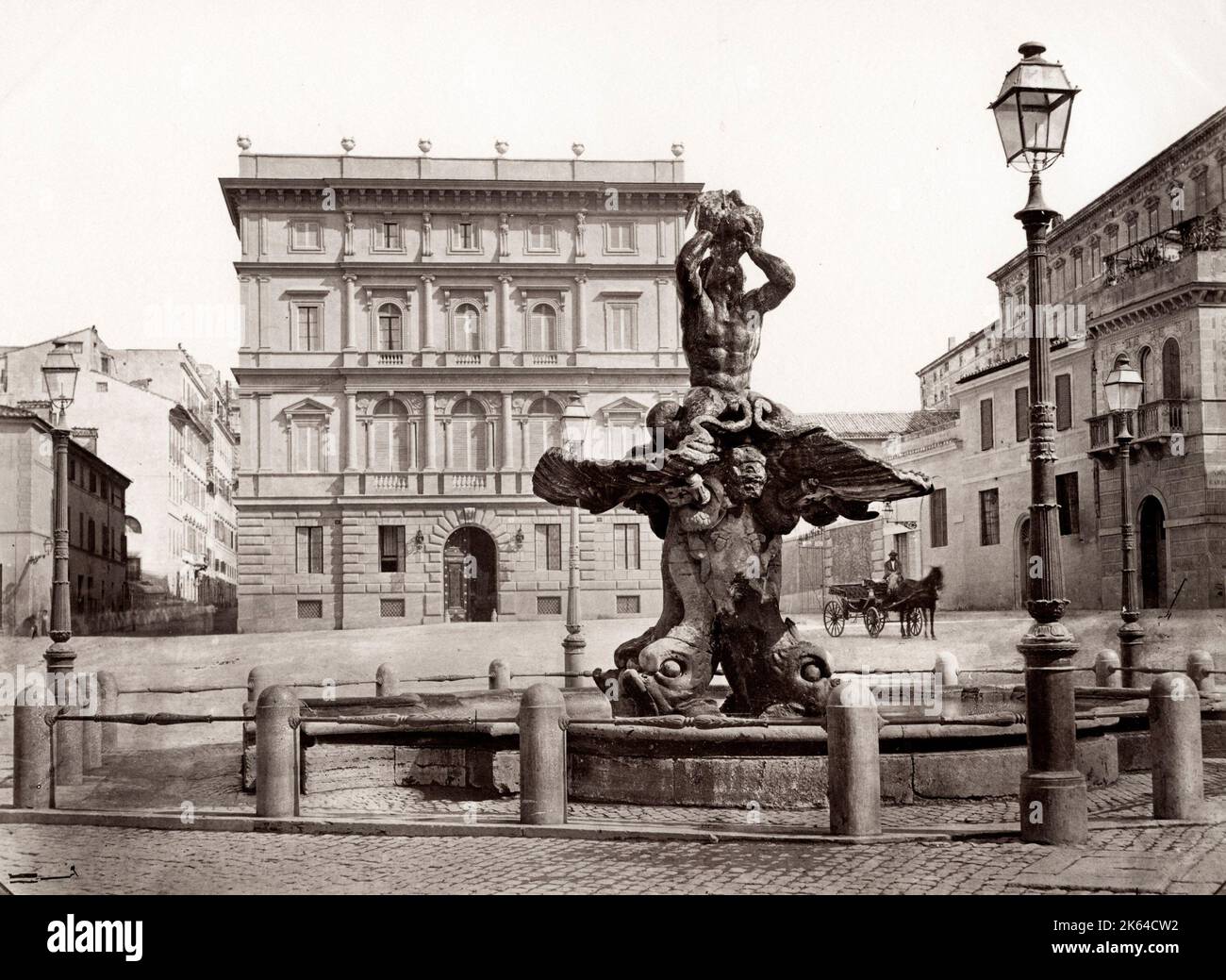 Oldtimer-Fotografie aus dem 19. Jahrhundert: Fontana del Tritone (Triton-Brunnen) ist ein Brunnen aus dem 17. Jahrhundert in Rom, der vom barocken Bildhauer Gian Lorenzo Bernini stammt. Stockfoto