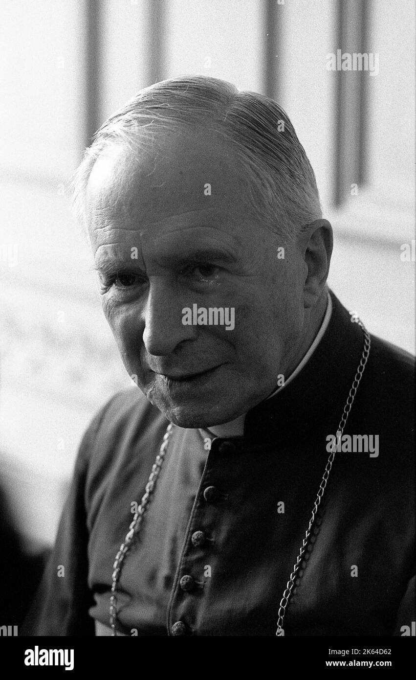 Marcel Lefebvre, katholischer französischer Priester und Erzbischof, der junge Priester in Buenos Aires, Argentinien, bestellt Stockfoto