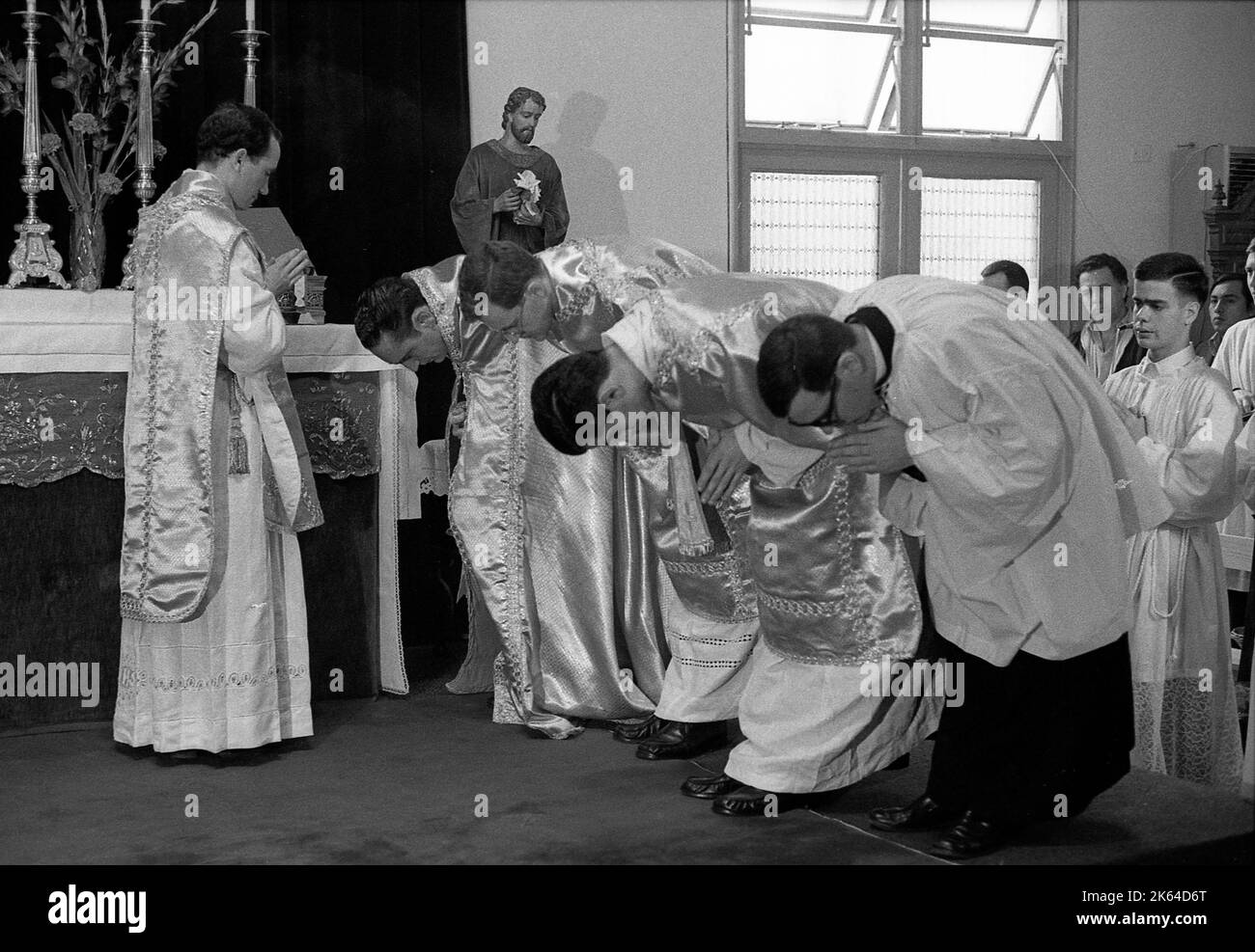 Marcel Lefebvre, katholischer französischer Priester und Erzbischof, der junge Priester in Buenos Aires, Argentinien, bestellt Stockfoto