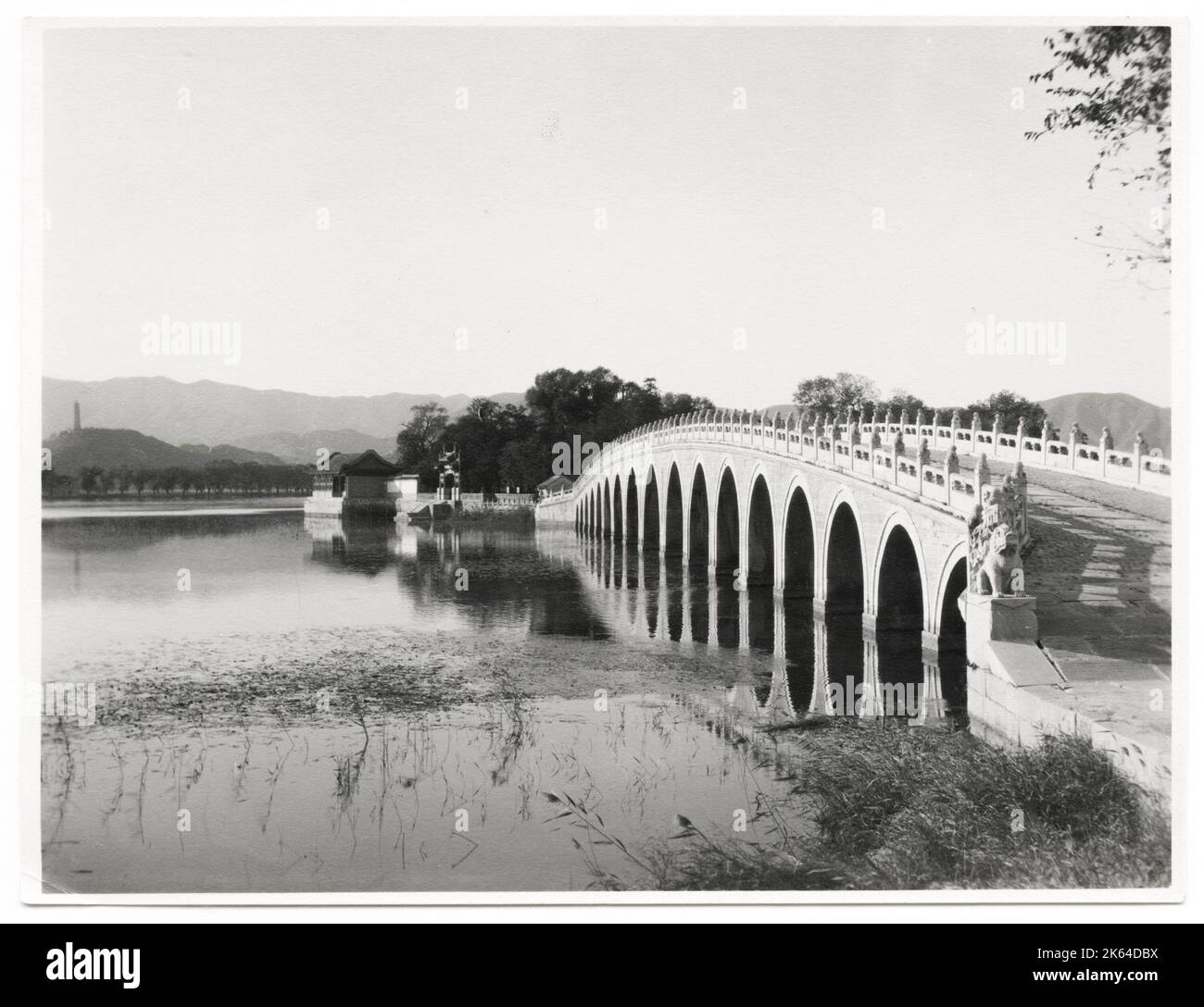 Foto des frühen 20th. Jahrhunderts: Marble Seventeen Arch Bridge im Pekinger Sommerpalast, China Stockfoto