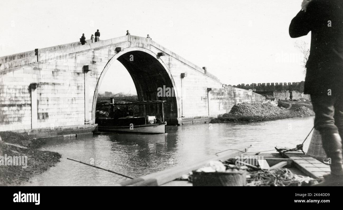 Frühe 20th Jahrhundert Foto: Bogensteinbrücke und Boot, China. c,1910 Stockfoto