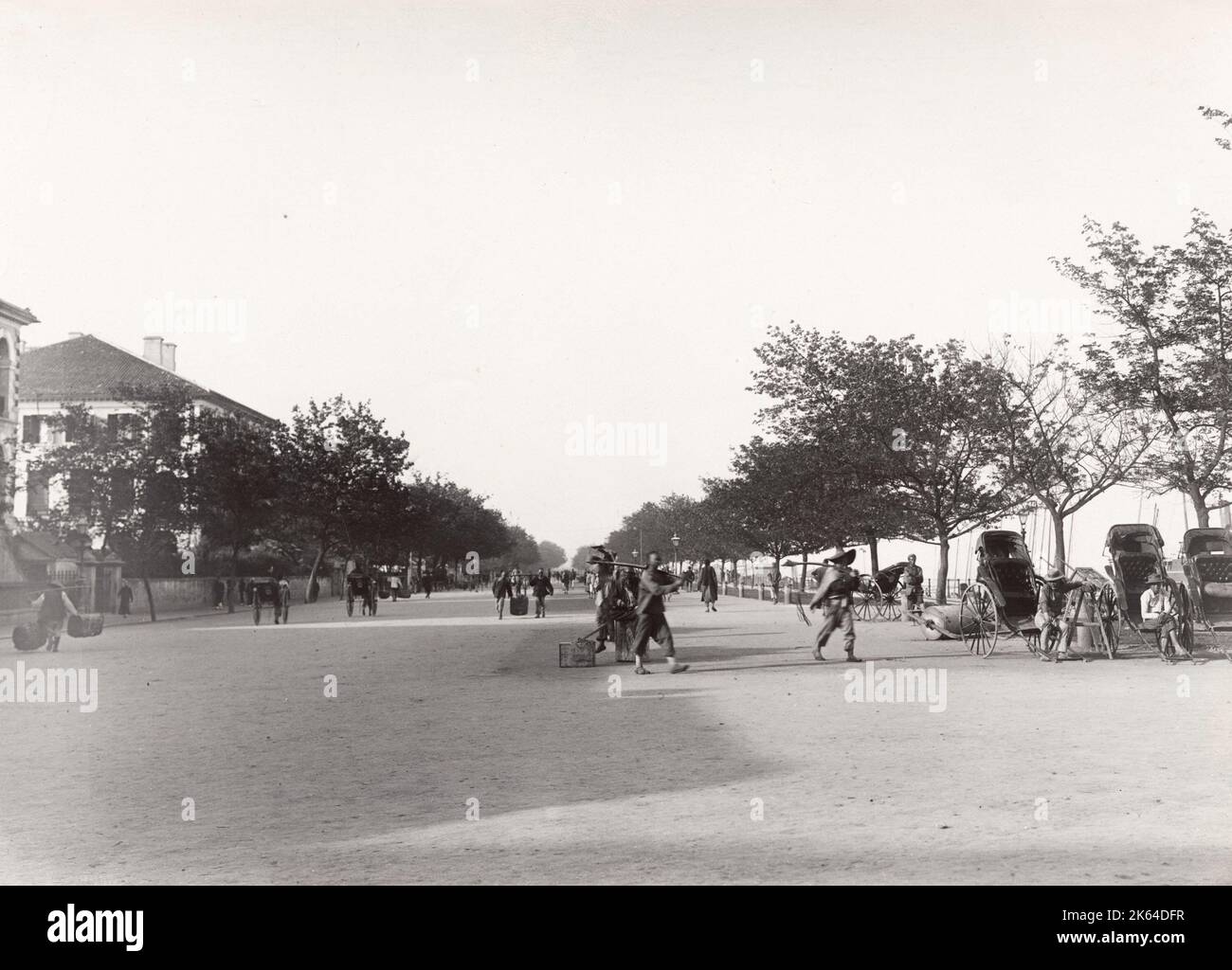 Foto des frühen 20.. Jahrhunderts: Menschen auf dem Bund, Hankow, modernes Wuhan, China. Stockfoto