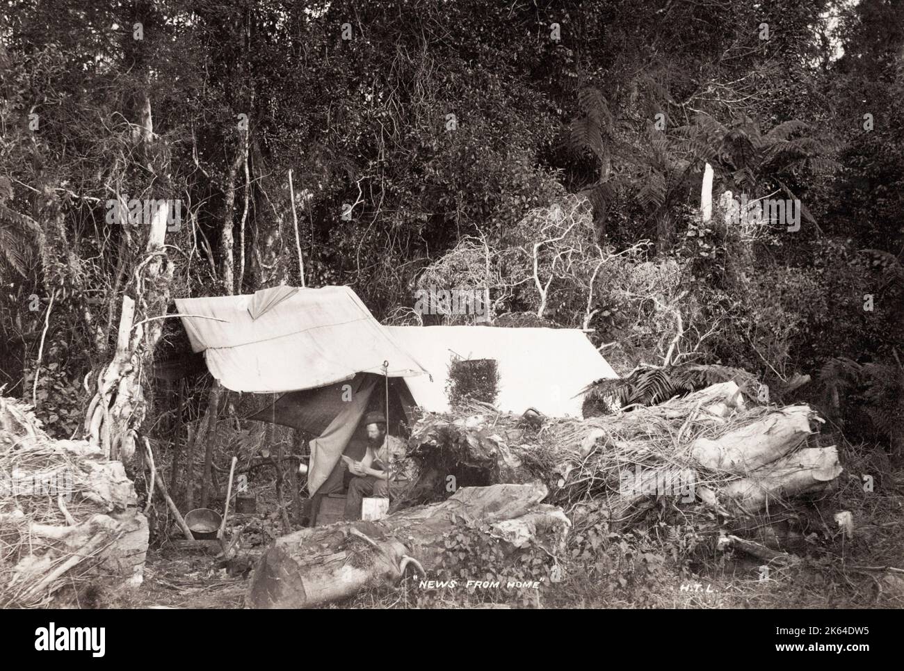 Vintage 19. Jahrhundert Foto: Möglicherweise Neuseeland - Mann in einem Buschzelt, Lesung, "Nachrichten von zu Hause." Stockfoto