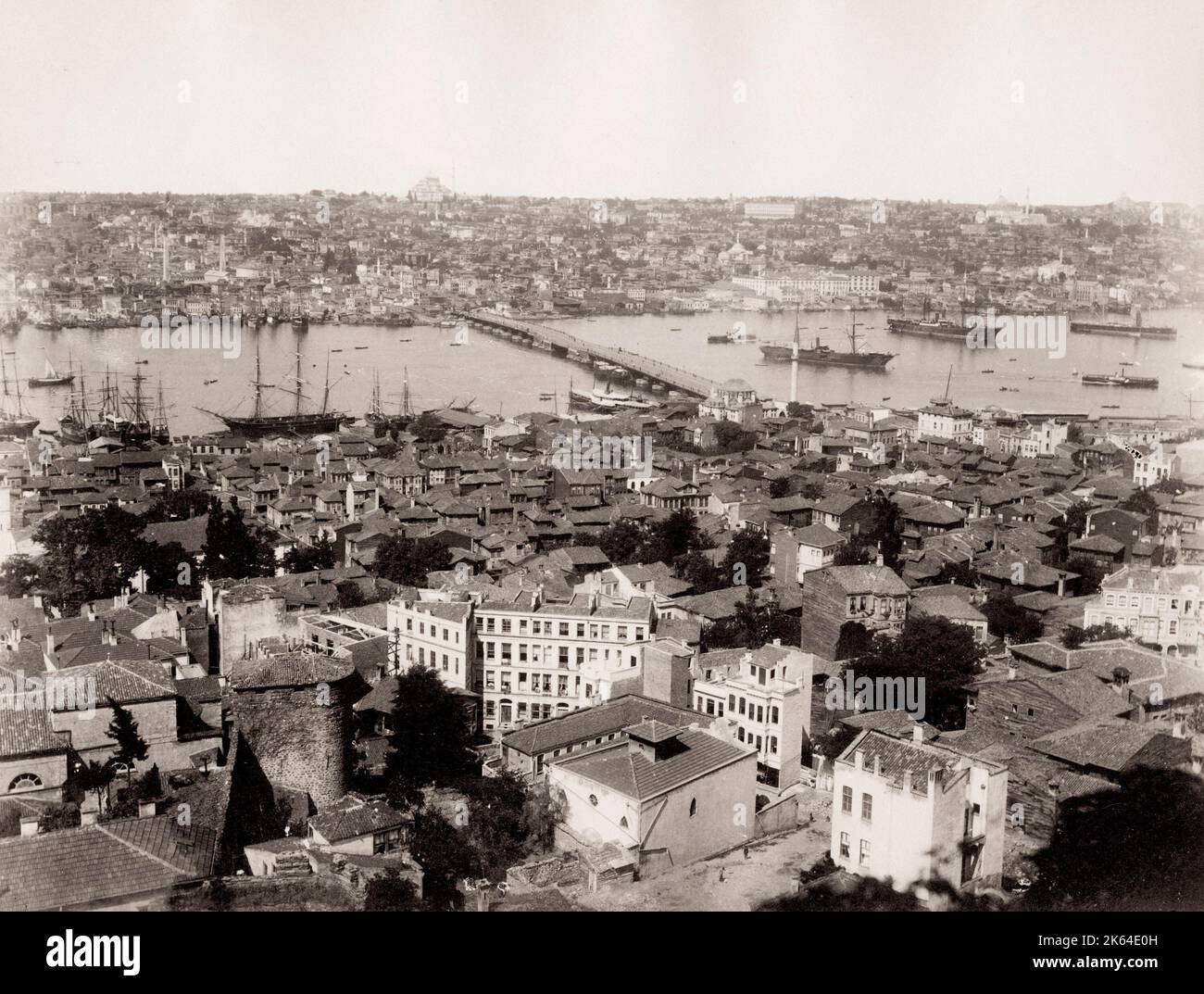 Vintage 19. Jahrhundert Foto: Ansicht von Konstantinopel, Istanbul über den Bosporus, Schiffe auf dem Wasser, Türkei. Stockfoto