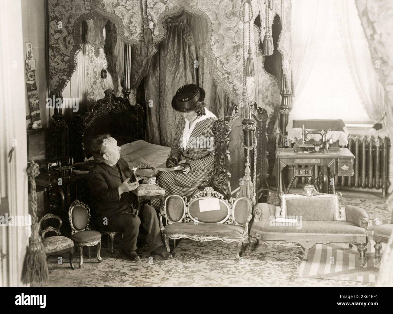 Die alten Pressefotos aus dem frühen 20. Jahrhundert - Graf Primo Magri (1849-1920) und Graf Rosebud waren die Bühnennamen eines italienischen Zwerges aus dem 19. Jahrhundert, der Lavinia Warren, die Witwe von General Tom Thumb, am Ostermontag, den 6. April 1885[1], in der Kirche der Heiligen Dreifaltigkeit in New York City heiratete. Er wird von thw Write Margaret Strickland interviewt. Stockfoto