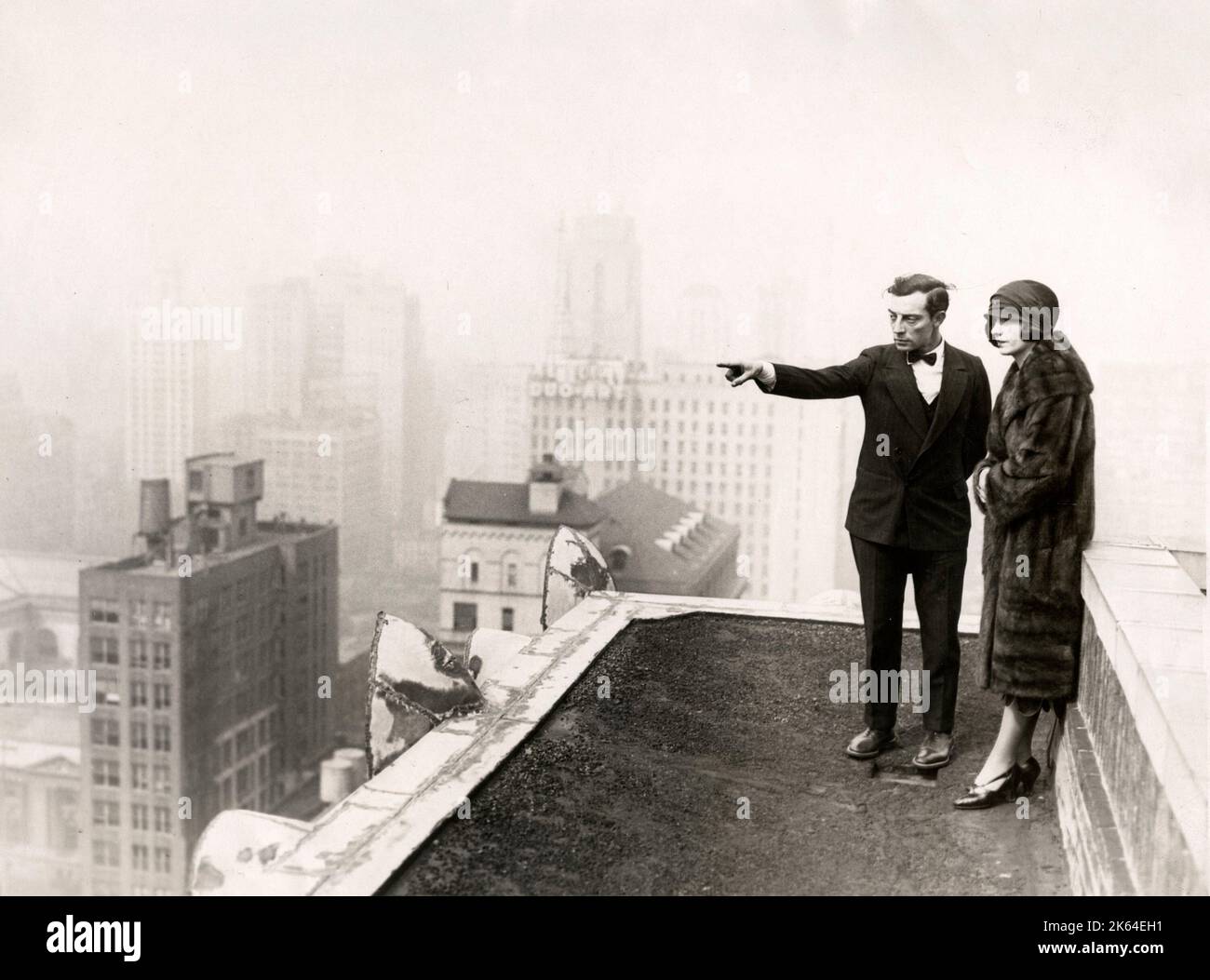 Vintage-Pressefoto aus dem frühen 20.. Jahrhundert - Buster Keaton zeigt seine Frau Natalia Talmadge vom Dach des Biltmore Hotel, New York, 1925, die Skyline von New York Stockfoto