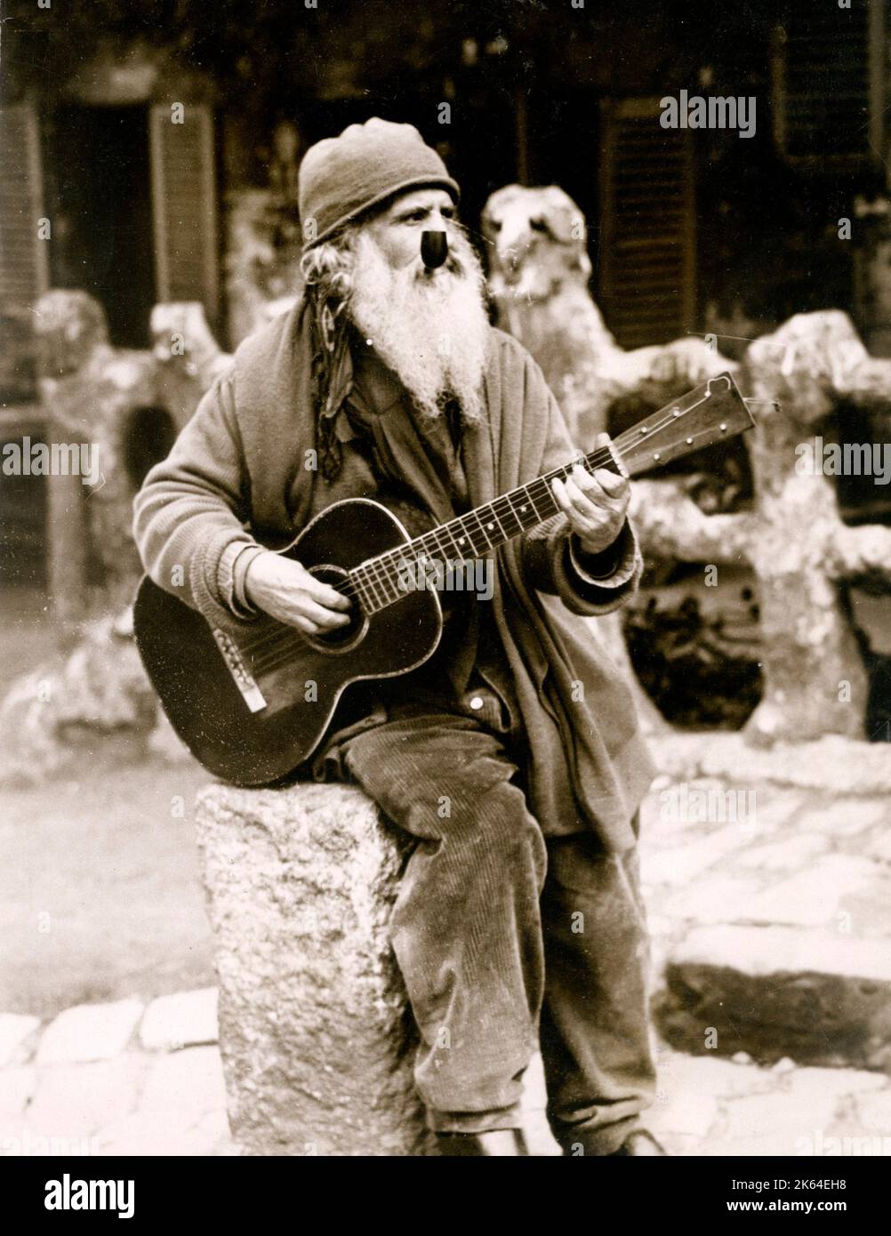 Im frühen 20. Jahrhundert vintage Pressefoto - alte Musiker mit Gitarre und die Musik außerhalb des Lapin Agile Verein in Montmartre Paris, c 1920 s Stockfoto