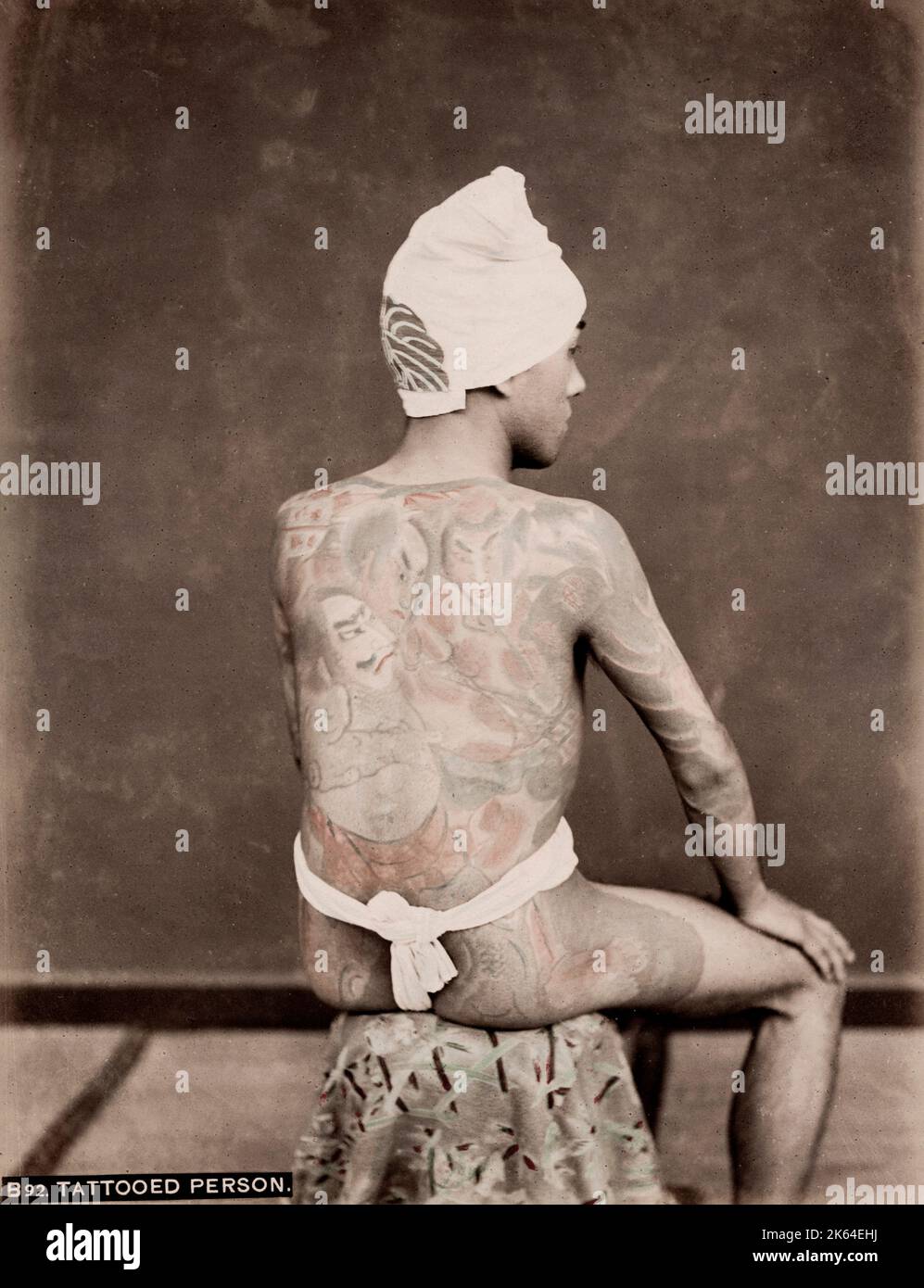 19. Jahrhundert Vintage-Foto: Japanischer Mann mit einem aufwendigen Tattoo, Tätowierung auf dem Rücken, Japan, um 1880. Stockfoto