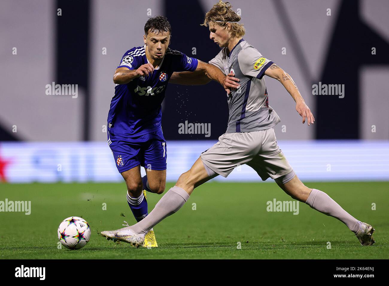 Zagreb, Kroatien. 11. Oktober 2022. ZAGREB, KROATIEN - 11. OKTOBER: Dario Spikic von Dinamo Zagreb im Einsatz mit Maurits Kjaergaard FC Salzburg beim UEFA Champions League-Spiel der Gruppe E zwischen Dinamo Zagreb und FC Salzburg am 11. Oktober 2022 im Maksimir Stadium in Zagreb, Kroatien. Foto: Goran Stanzl/PIXSELL Credit: Pixsell Foto- und Videoagentur/Alamy Live News Stockfoto