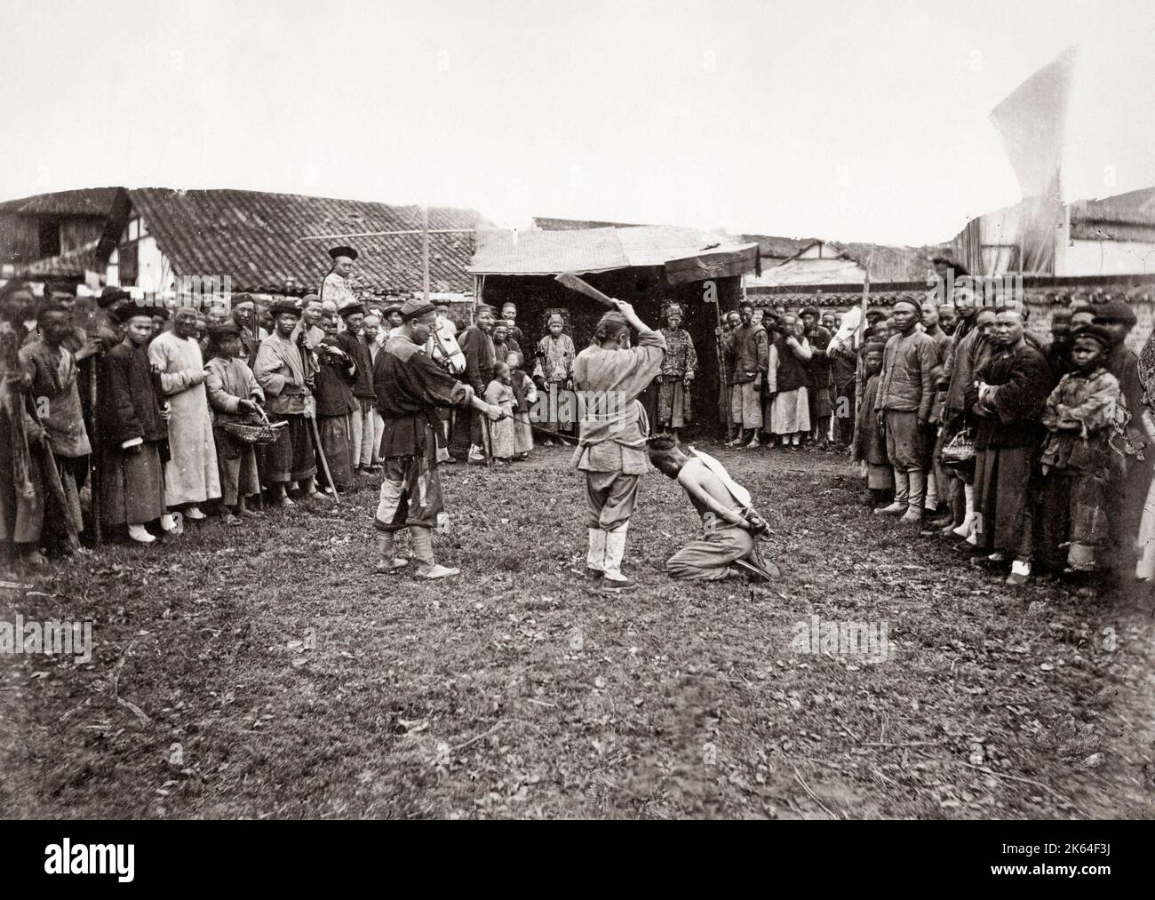Menge beobachten die Hinrichtung durch Enthauptung, China c 1880 Stockfoto