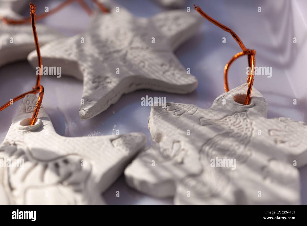 Weiße Tonerde-Geschenkanhänger mit beeindruckten Designs ( Geschenkkonzept ) Erstellung von handgefertigten weihnachtsschmuck und -Tags Stockfoto