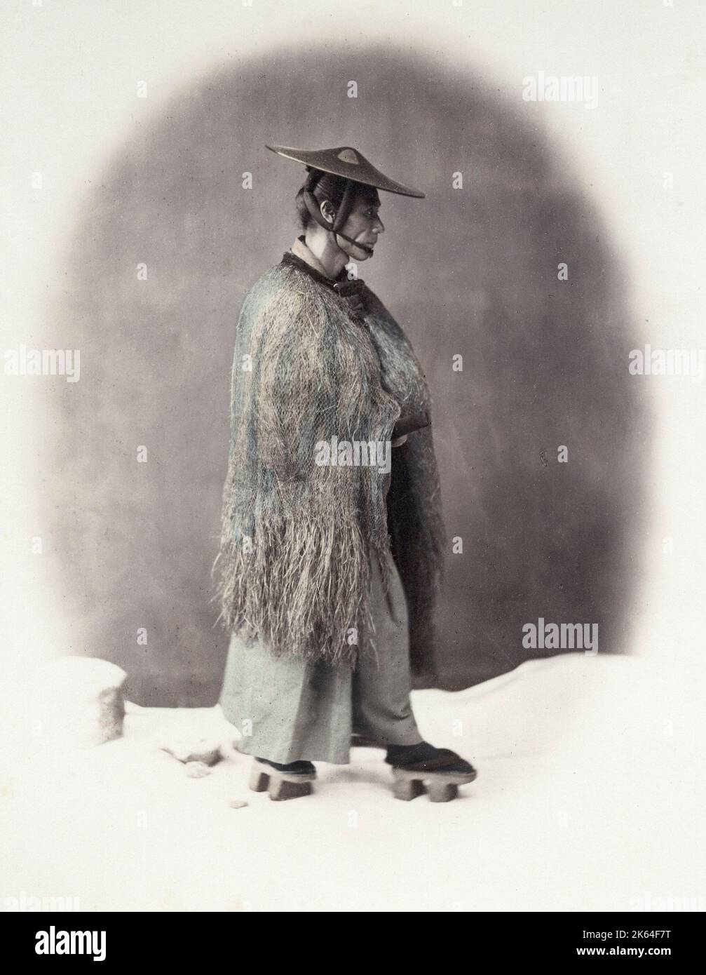 1860er Jahre Japan - Porträt eines Mannes in einem Strohregenmantel Felice oder Felix Beato (1832. - 29. Januar 1909), italienisch-britischer Fotograf, der hauptsächlich in Indien, Japan und China arbeitet Stockfoto