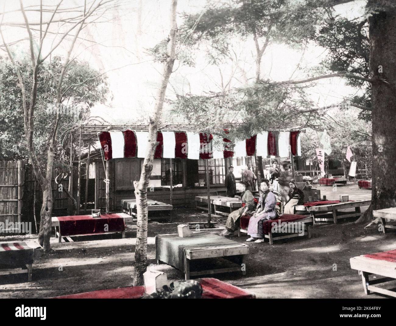 c. 1880s Japan - Teehaus und Bänke im Park Stockfoto
