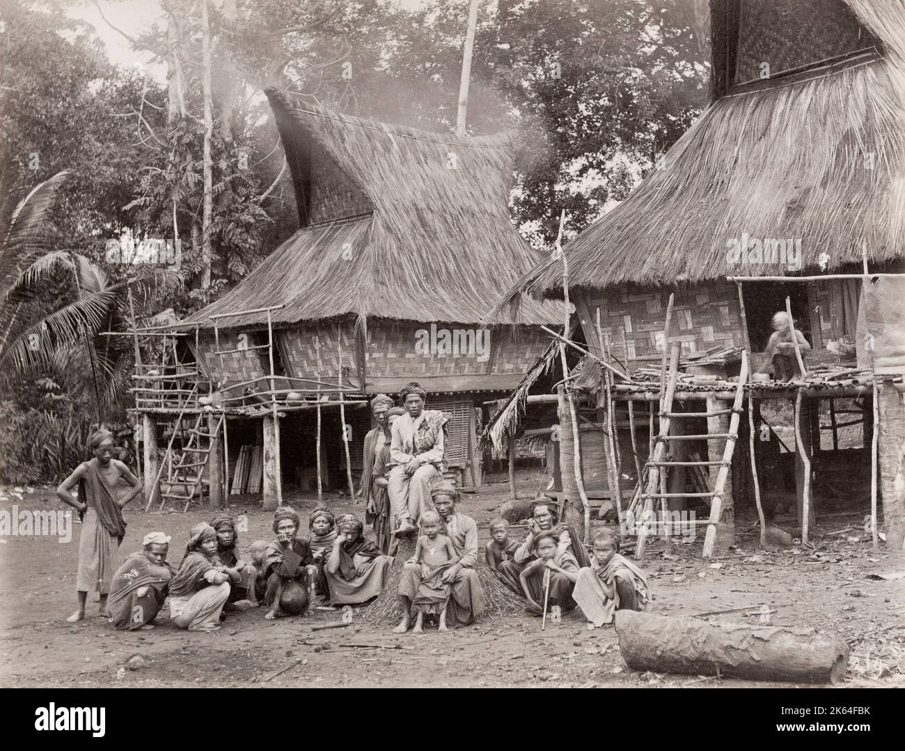 Vintage 19th Jahrhundert Foto: Singapur, einheimische Familie Gruppe außerhalb ihres Hauses. Stockfoto