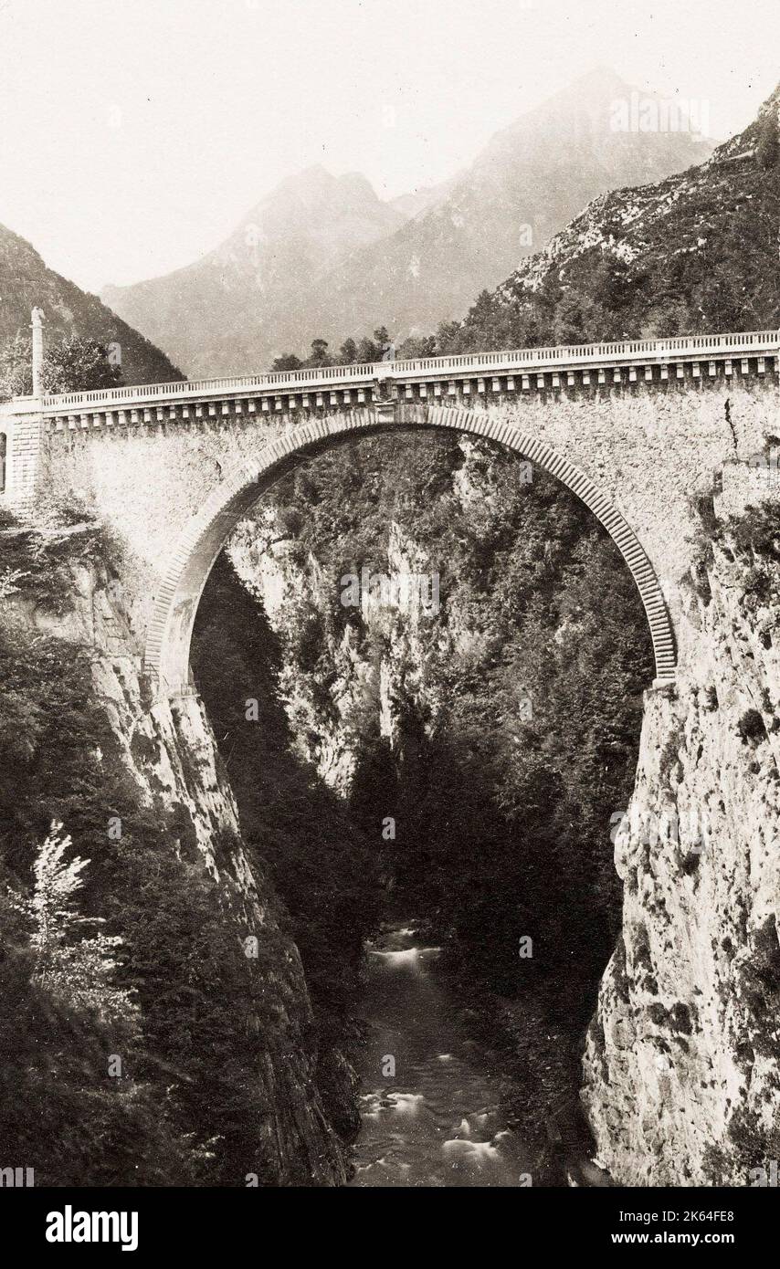 Vintage 19. Jahrhundert Fotografie - die Napoleonbrücke, Luz Saint Sauveur, Hautes Pyrenees, Frankreich Stockfoto
