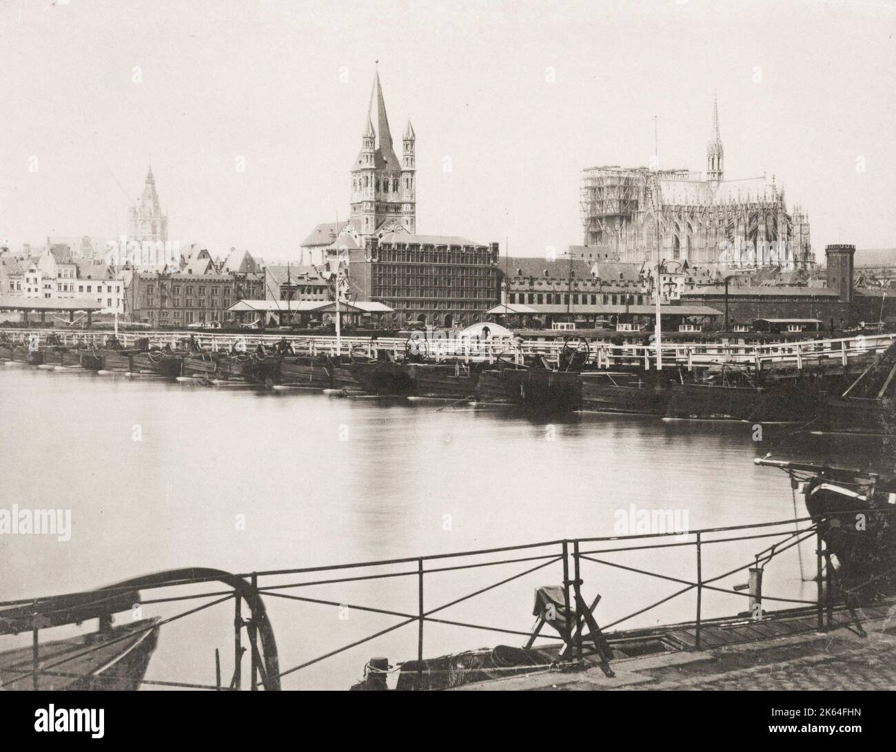 Vintage 19. Jahrhundert Foto: Brücke von Booten, Pontonbrücke, Rhein, Köln, Köln, Deutschland um 1870. Stockfoto