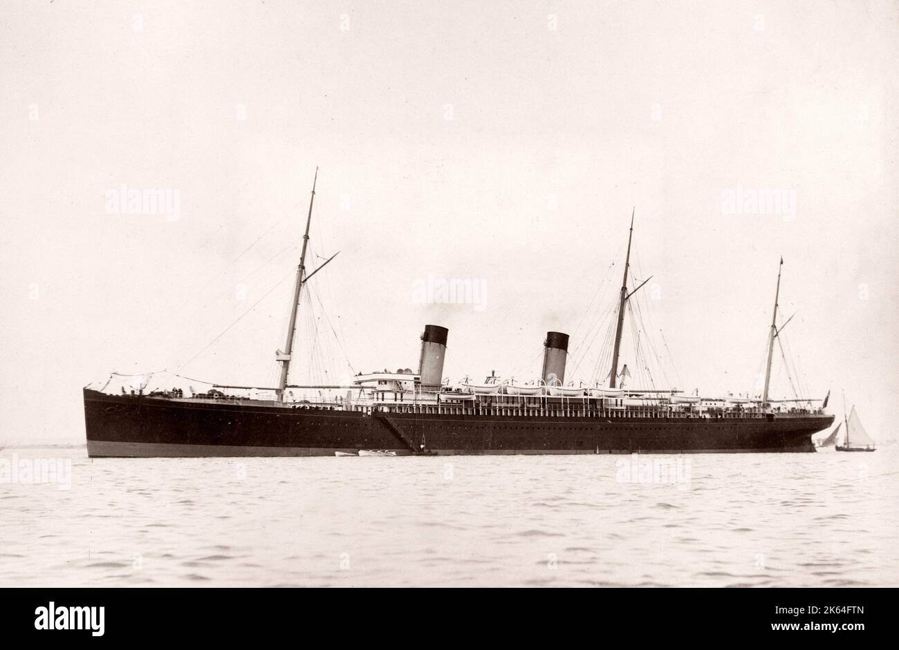 1889 Foto-RMS Teutonic - aus einem Album der Bilder im Zusammenhang mit der Einführung des Schiffes, die von Harland und Wolff in Belfast gebaut wurde, für die White Star Line - später Bekanntheit zu erreichen, da der Inhaber der Titanic. Das Album zeigt das Innere des Schiffes, Mitglied der Besatzung, Kreuzfahrten, inklusive einem Besuch an Bord durch den Deutschen Kaiser und den Prinzen von Wales, sowie viele Bilder von anderen Besuchern. Dieses Bild - Germanische bei Spithead Stockfoto