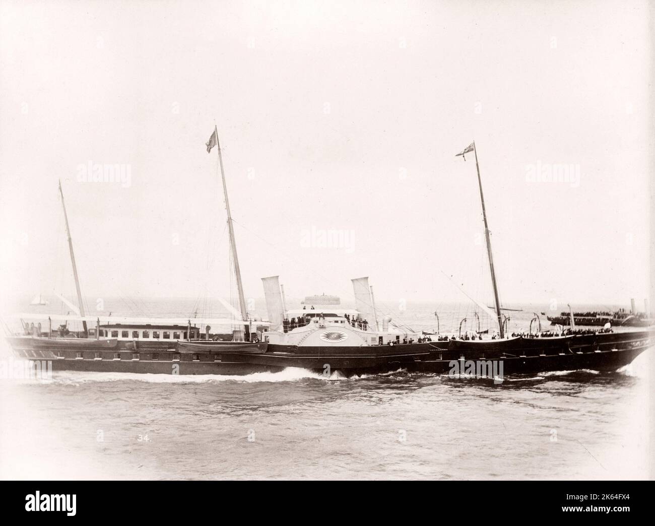 1889 Foto-RMS Teutonic - aus einem Album der Bilder im Zusammenhang mit der Einführung des Schiffes, die von Harland und Wolff in Belfast gebaut wurde, für die White Star Line - später Bekanntheit zu erreichen, da der Inhaber der Titanic. Das Album zeigt das Innere des Schiffes, Mitglied der Besatzung, Kreuzfahrten, inklusive einem Besuch an Bord durch den Deutschen Kaiser und den Prinzen von Wales, sowie viele Bilder von anderen Besuchern. Dieses Bild - besuchen Sie das Schiff von Prinz Edward, der Prinz von Wales, der deutsche Kaiser Wilhelm II., Prinz Heinrich von Preußen und Prinz Albert Victor Stockfoto