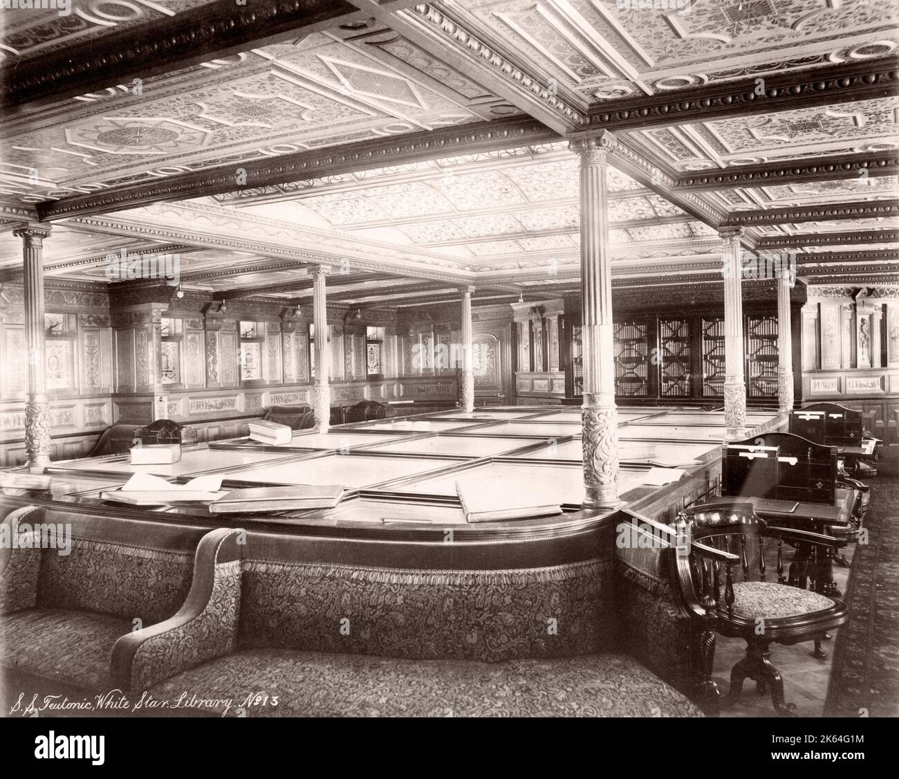 1889 Foto - RMS Teutonic - aus einem Album mit Bildern zum Start des Schiffes, das von Harland und Wolff in Belfast für die White Star Line gebaut wurde - später, um als Besitzer der Titanic Bekanntheit zu erlangen. Das Album zeigt Innenräume des Schiffes, Besatzungsmitglied, Probefahrten, inklusive Besuch des deutschen Kaiser und Prinz von Wales an Bord, sowie viele Bilder anderer Besucher. Stockfoto