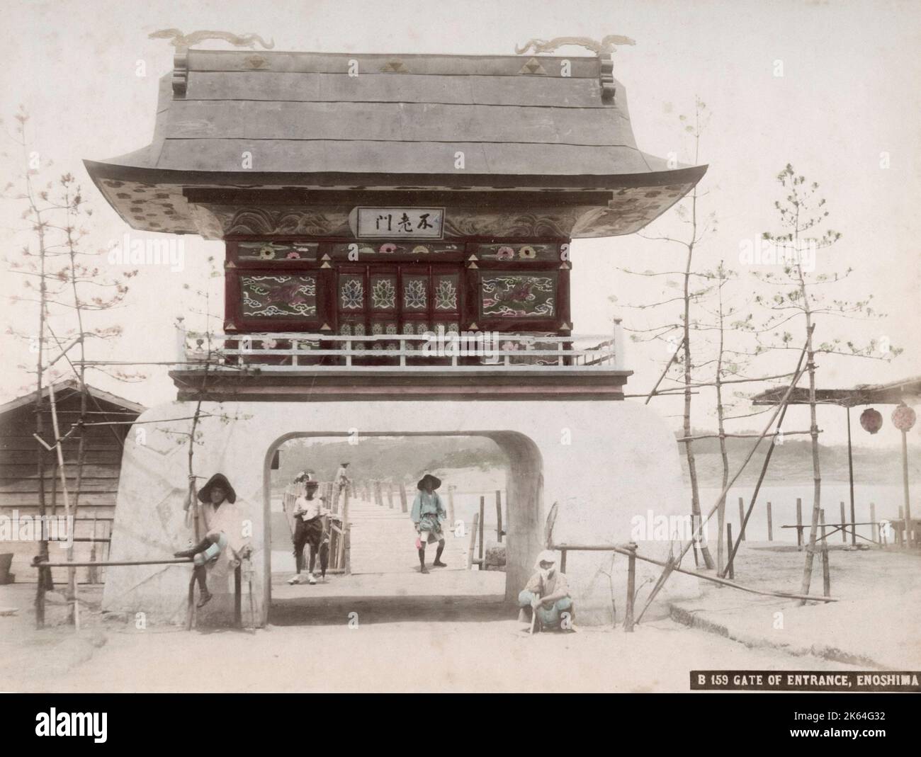 Ende des 19th. Jahrhunderts Foto: Eingangstor auf dem Weg nach Enoshima, Japan. Stockfoto