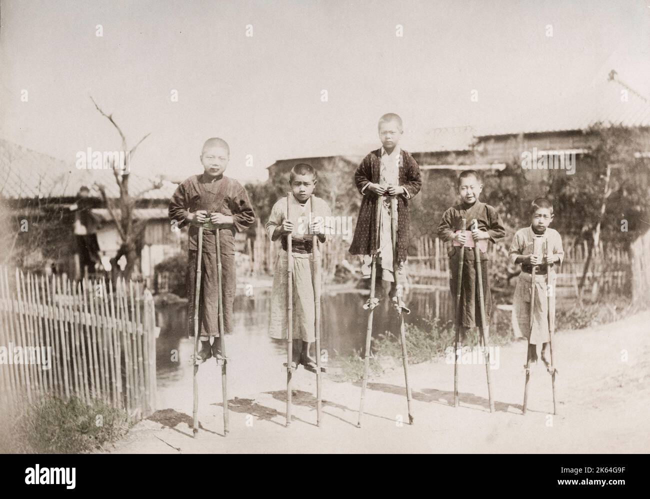 Jahrgang 19th Jahrhundert Foto: Jungen auf Stelzen - als Bambuspferd beschrieben - Japan. Stockfoto