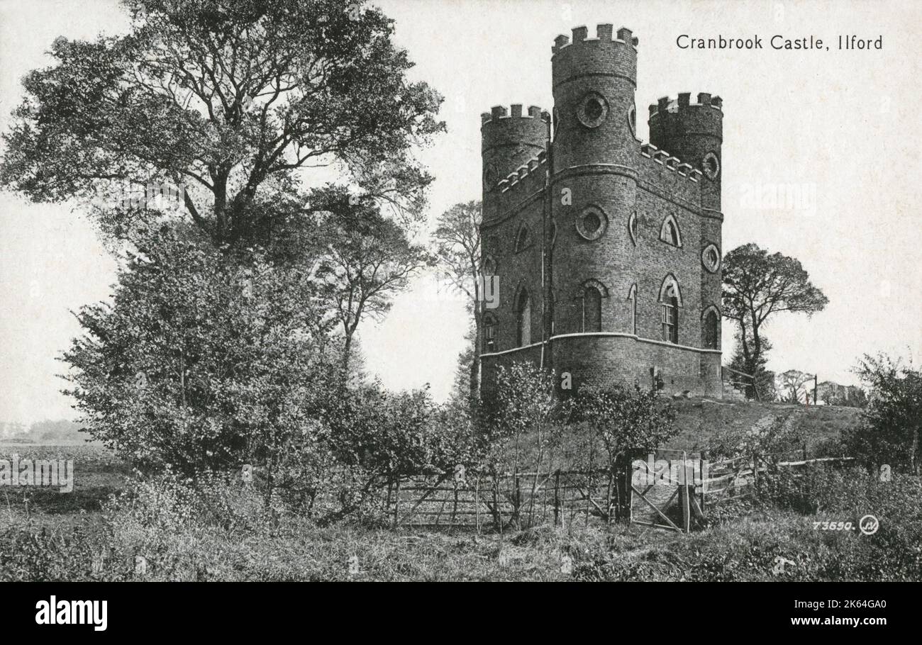 Raymonds Folly (jetzt weg). Charles Raymond (1713-88) machte sein Vermögen als Kapitän der Ostindien-Firma. Er zog sich nach Essex zurück, wo er 1765 einen dreiseitigen Turm errichtet hatte, bekannt als Ilford Castle oder Cranbrook Castle, für einen Preis von 420 Pfund. Es sollte das Familienmausoleum sein, aber er und seine Frau Sarah wurden in Barking begraben. Es wurde bekannt als Raymonds Folly, aber es war wahrscheinlich ein Banketthaus. Es wurde 1923 abgerissen, um Platz für einen Tennisclub zu machen. Stockfoto Raymonds Folly (jetzt weg). Charles Raymond (1713-88) machte sein Vermögen als Kapitän der Ostindien-Firma. Er zog sich nach Essex zurück, wo er 1765 einen dreiseitigen Turm errichtet hatte, bekannt als Ilford Castle oder Cranbrook Castle, für einen Preis von 420 Pfund. Es sollte das Familienmausoleum sein, aber er und seine Frau Sarah wurden in Barking begraben. Es wurde bekannt als Raymonds Folly, aber es war wahrscheinlich ein Banketthaus. Es wurde 1923 abgerissen, um Platz für einen Tennisclub zu machen. Stockfoto
