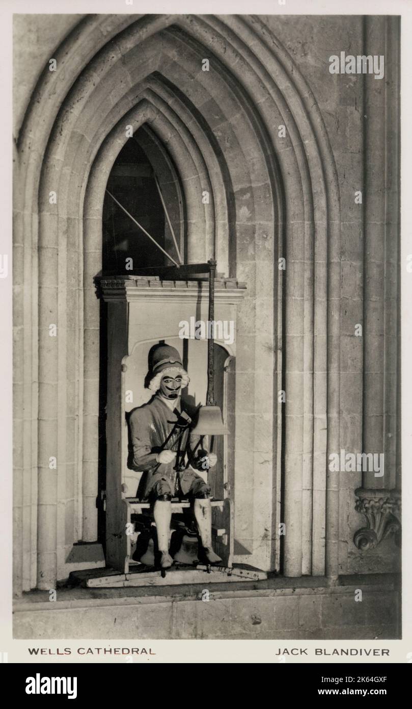 Wells Cathedral - Wells, Somerset, England. Über der astronomischen Uhr und rechts befindet sich eine Figur, bekannt als Jack Blandifers (Blandiver), die mit einem Hammer in der rechten Hand eine Glocke schlägt und mit seinen Fersen zwei Glocken unter sich hing. Stockfoto