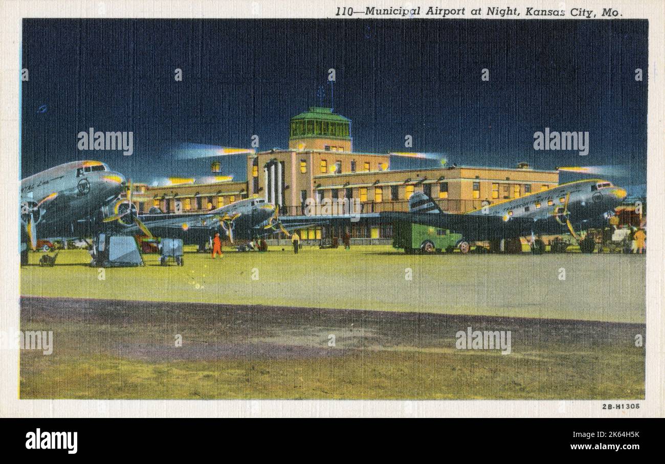 Städtischer Flughafen bei Nacht, Kansas City, Missouri, USA. Stockfoto