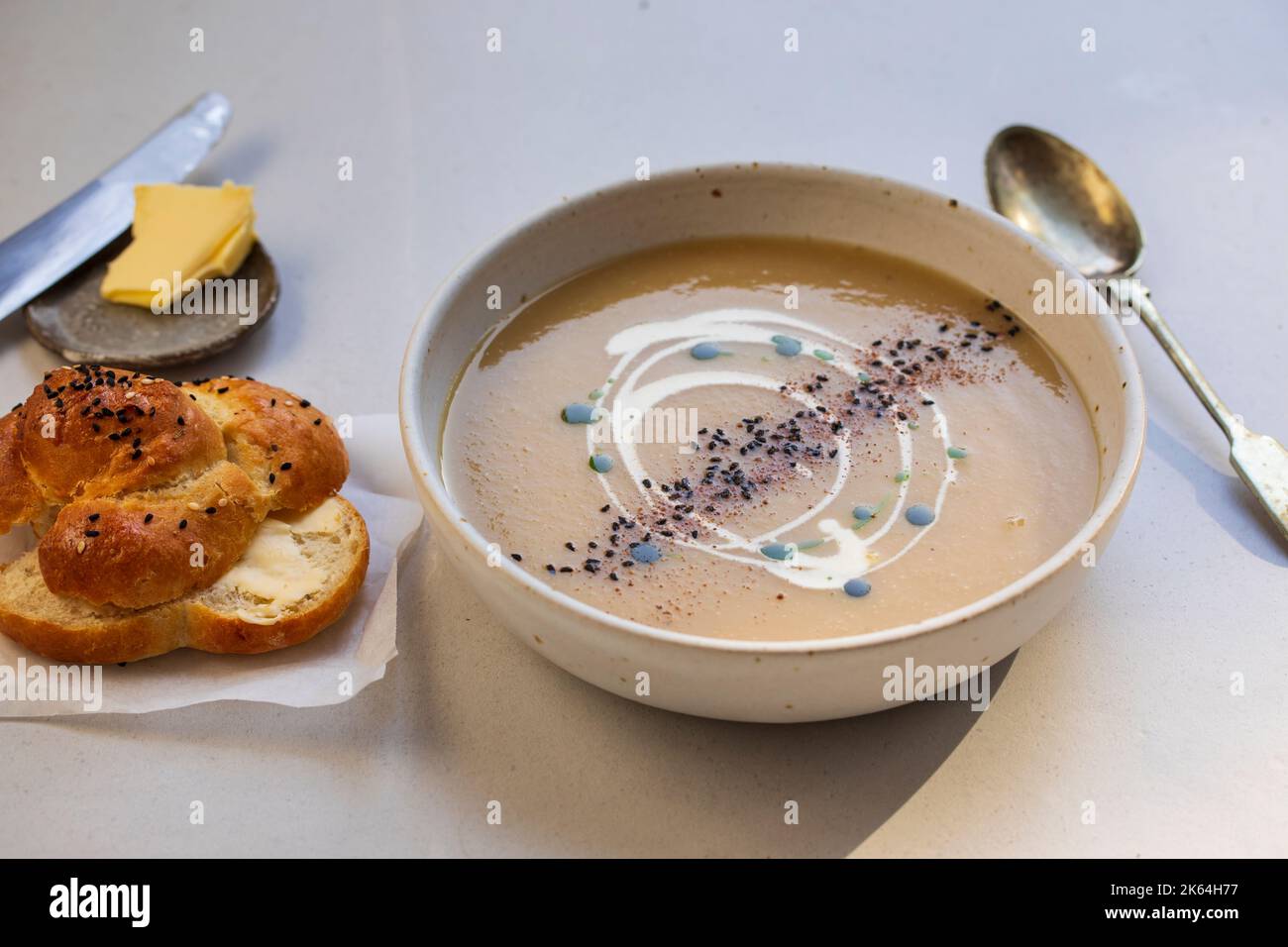 Cremige Sellerie-Suppe mit Parsley-Öl und schwarzen Zwiebelkernen Stockfoto