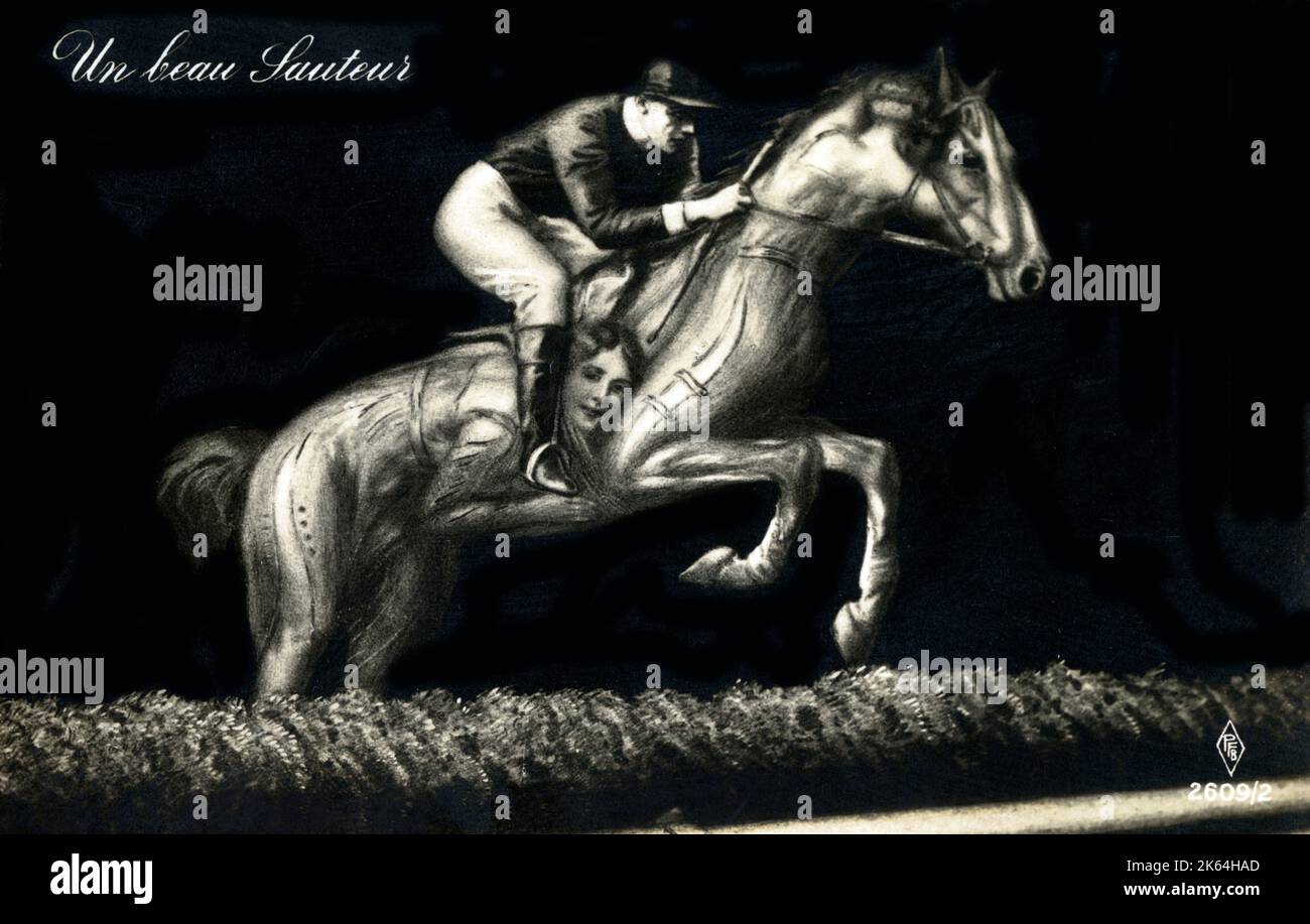 Ein hübscher Springer - Optische Illusion. Ein Jockey auf dem Pferderücken springt über einen Zaun - sein Pferd kann auch als zwei spärlich bekleidete Schönheiten „gesunken“ sein Stockfoto