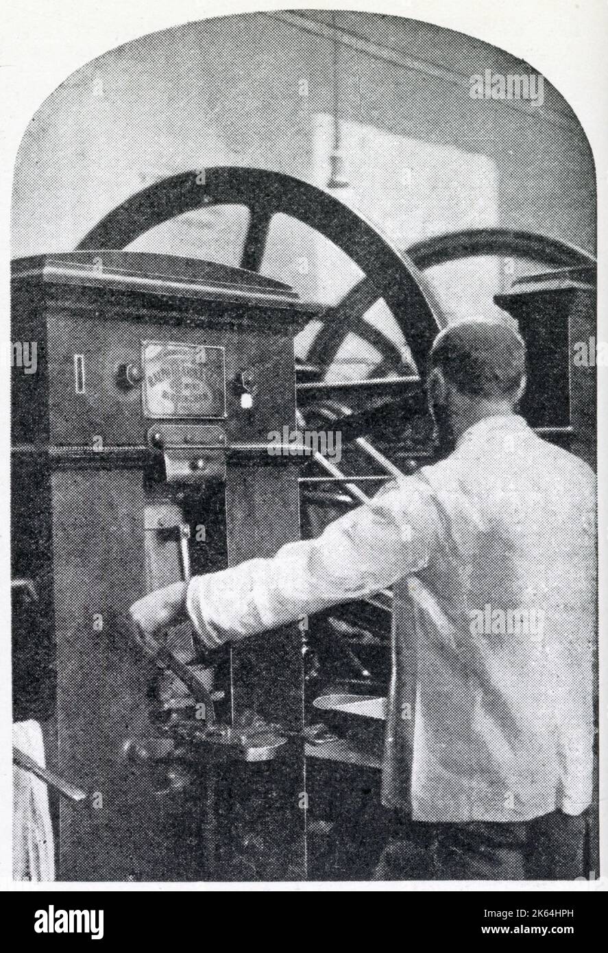 Die blanken Platzpatronen wurden in eine Maschine gespeist und erschienen hell und sahen aus wie ein Schilling oder Herrscher, bereit für den Umlauf. Stockfoto