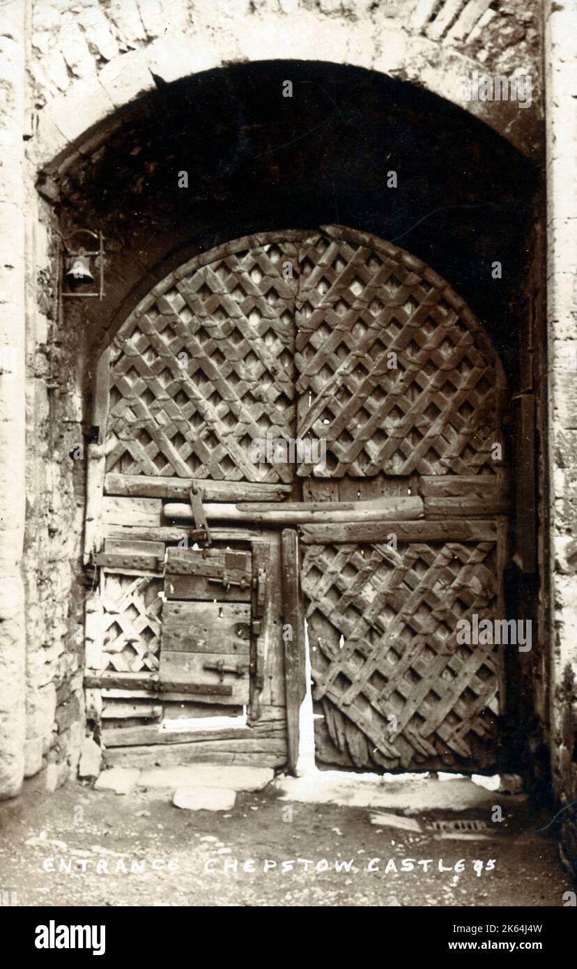 Der fabelhafte Eingang zum Schloss Chepstow, Wales - Gittertüren zeigen die Reparaturen des Alters... Stockfoto