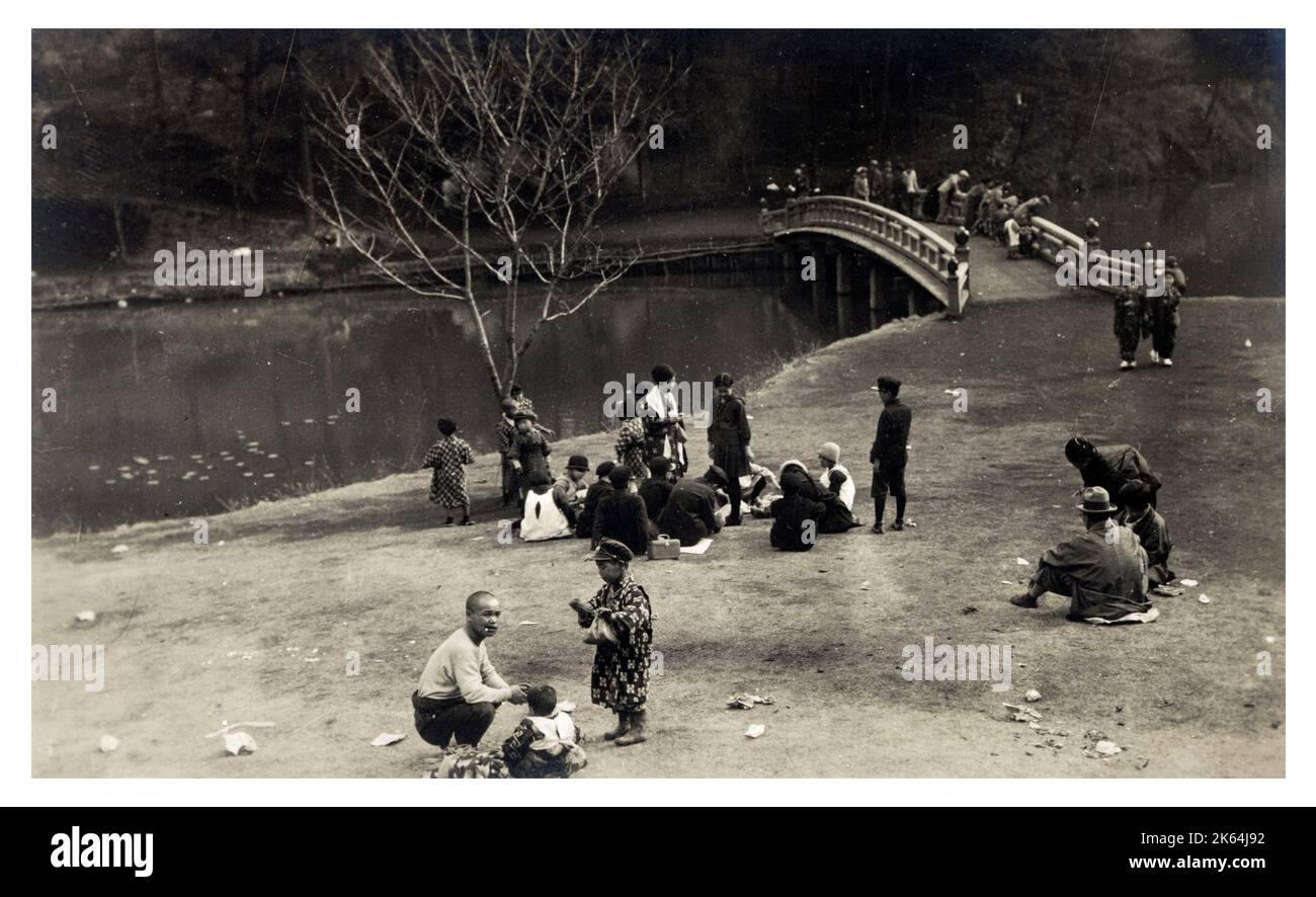 Park in Yokohama, Japan - Ende 1920er - die Jungs und Männer haben westliche europäische Kleidung angenommen, aber die Frauen tragen noch immer traditionelle Kostüme zu diesem Zeitpunkt. Stockfoto