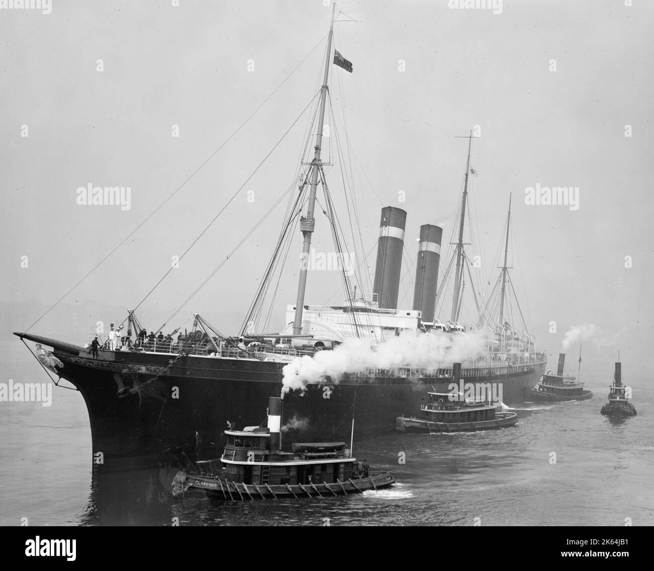 Am 9.. August 1914 trifft der Ozeandampfer USS City of New York der American Line mit WW1 Passagieren aus Europa in NYC ein. Datum: 1914 Stockfoto
