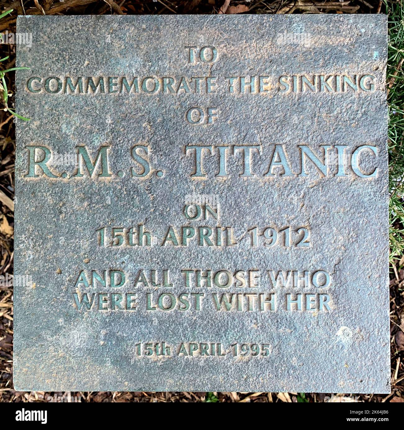 Eine einfache Messingtafel im Titanic Memorial Garden im National Maritime Museum, Greenwich, London. Die Gärten wurden 1995 von dem 98-jährigen Titanic-Überlebenden Edith Haisman eröffnet, der damals 15 Jahre alt war. Ebenfalls anwesend war die Überlebende Eva Hart. Bei der Enthüllung der Gedenkstätte erinnerte sich Edith Haisman: „Die meisten Männer sprangen über Bord ins Meer. Die, die schwimmen konnten, schwammen und die, die nicht sank. Es gab für niemanden Hoffnung. Edith sprach über den Garten und sagte zu Reportern, dass er eine "schöne" Hommage an die Opfer der Titanic sei. Stockfoto