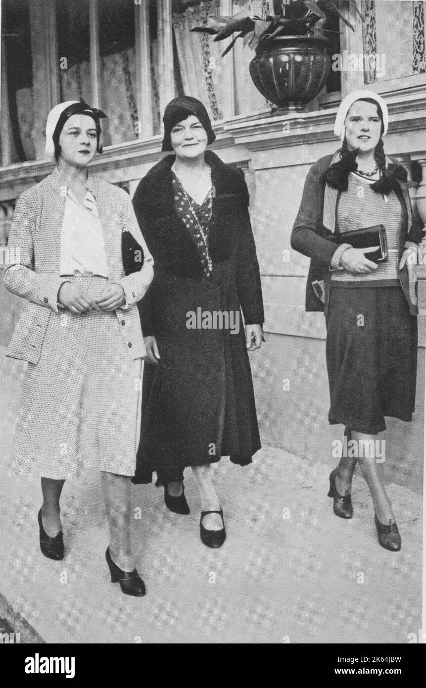 Kate Evelyn „Ma“ Meyrick (1875-1933), eine irische Geschäftsfrau und „Queen“ der Londoner Nachtclub-Szene, die 1931 mit ihren beiden jüngsten Töchtern, Bobbie (links) und Irene in Monte Carlo, abgebildet wurde. Sie leitete '43', einen spätabendlichen Jazzclub in der 43 Gerrard Street in Soho, wurde mehrmals wegen Verstoßes gegen Lizenzgesetze strafrechtlich verfolgt und musste ins Gefängnis, weil sie Polizisten bestochen hatte, um diese Verstöße zu ignorieren. Ihr Buch "Secrets of the 43" wurde 1933 bei seiner Veröffentlichung verboten. Drei ihrer Töchter heirateten Gleichaltrige. Stockfoto