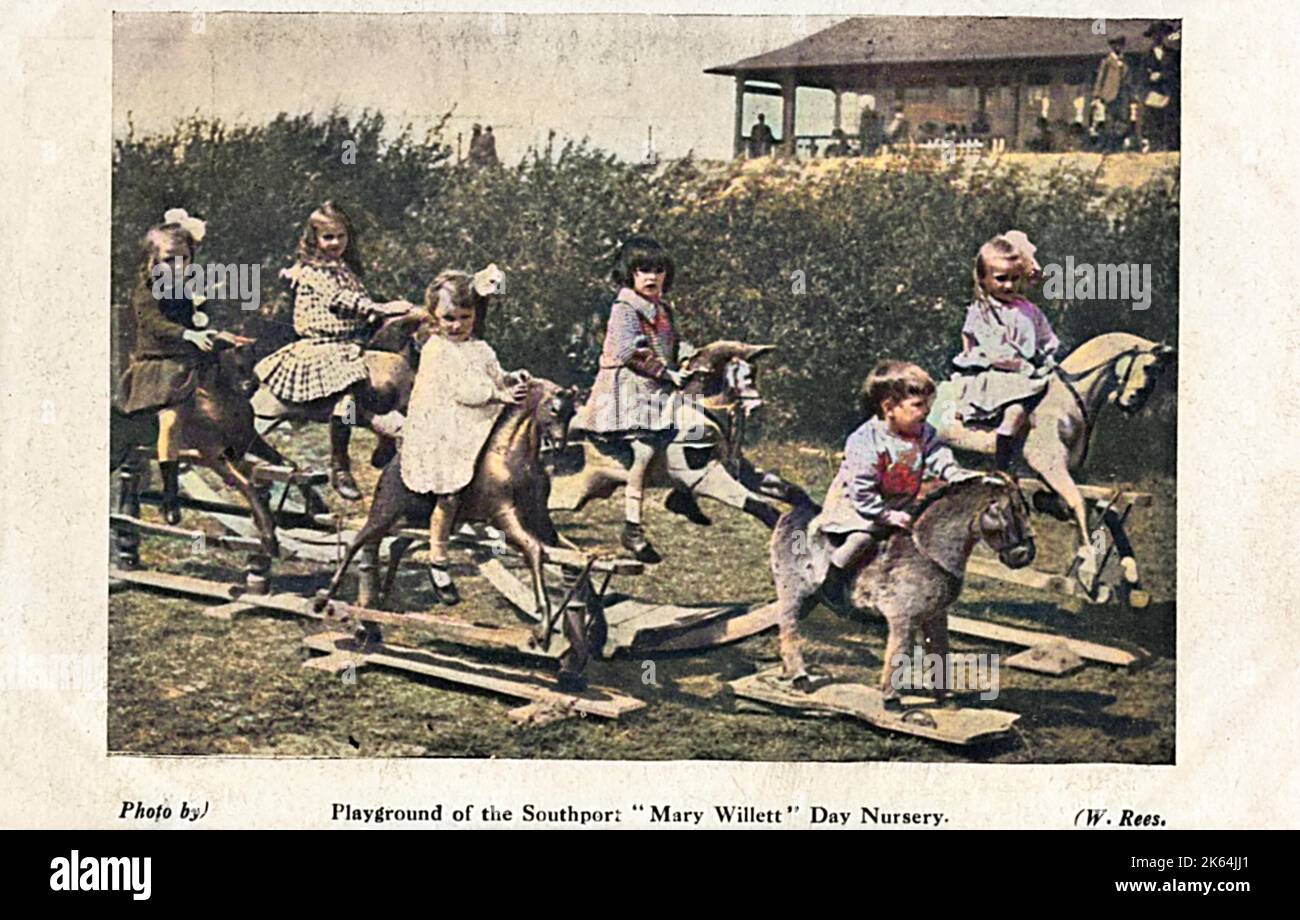 Die 'Mary Willett'-Tageskrankenpflege, Southport - Kinder auf Schaukelpferden auf dem Spielplatz. Stockfoto