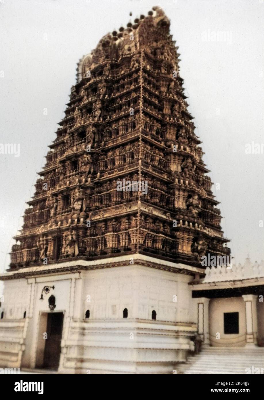 Chamundeshwari Tempel - Chamundi Hills - Mysore, Indien. Der Legende nach wurde der Dämon (Asura) Mahishasura (siehe 10698532), König des Gebiets, das derzeit Mysore ist, nach einem heftigen Kampf von der Göttin Chamundeswari (auch Chamundi) getötet. Die Hügel sind nach der Göttin benannt, und dieser Tempel ehrt sie. Datum: Ca. 1910s Stockfoto