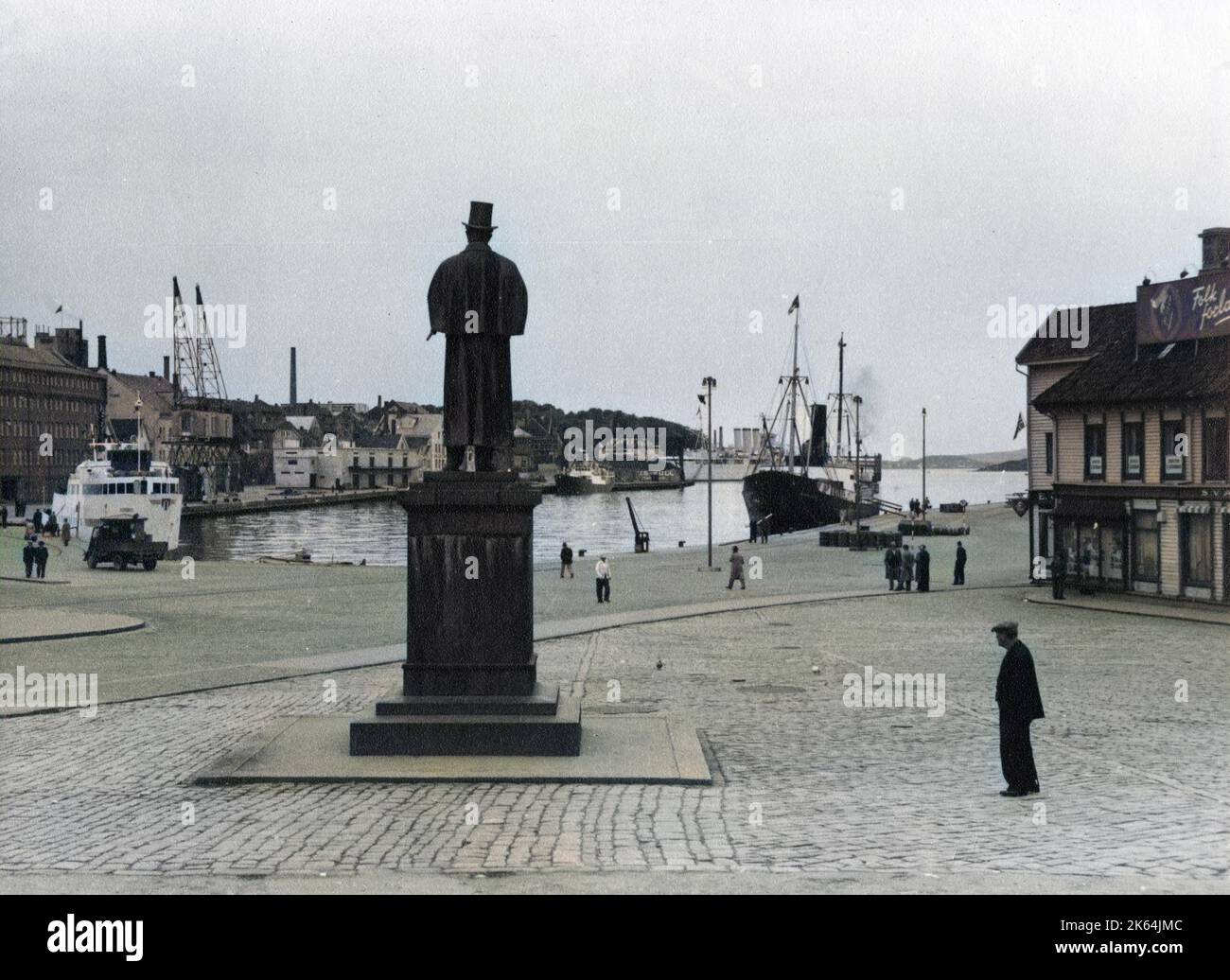 Der Hafen in Stavanger, Norwegen, mit Rückblick auf die Statue von Alexander lange Kielland (1849?1906), einem der berühmtesten norwegischen realistischen Schriftsteller des 19. Jahrhunderts. Stockfoto