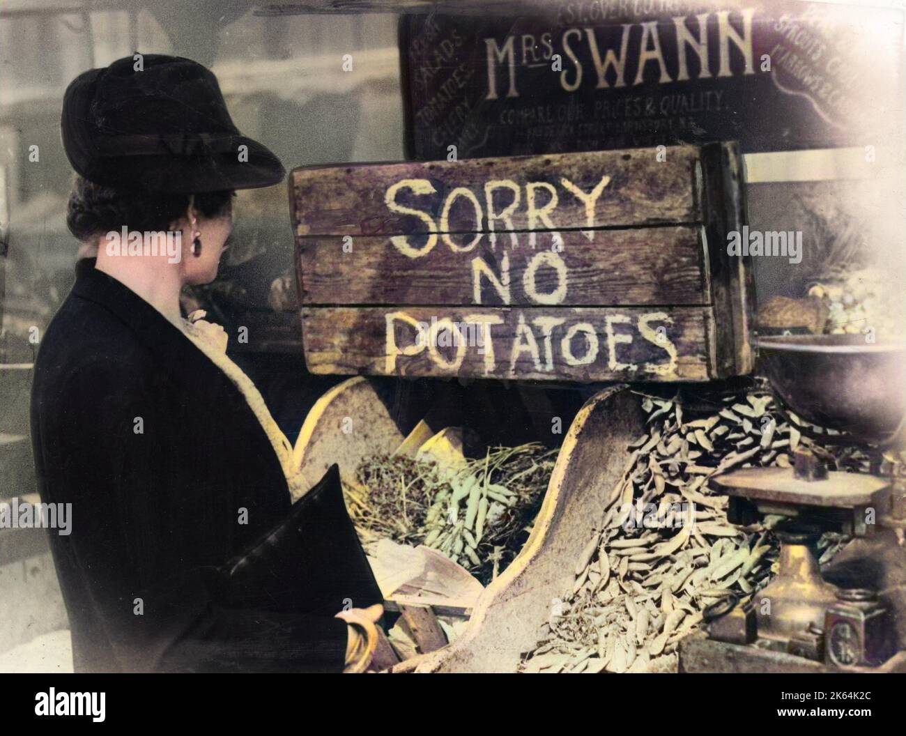 Sorry No Potatoes' - eine britische Hausfrau hat nur eine begrenzte Auswahl für ihren Gemüsekauf, da die Kartoffelbestände aufgrund der strengen Rationierung der Versorgung austrocknen - Dezember 1941. Stockfoto